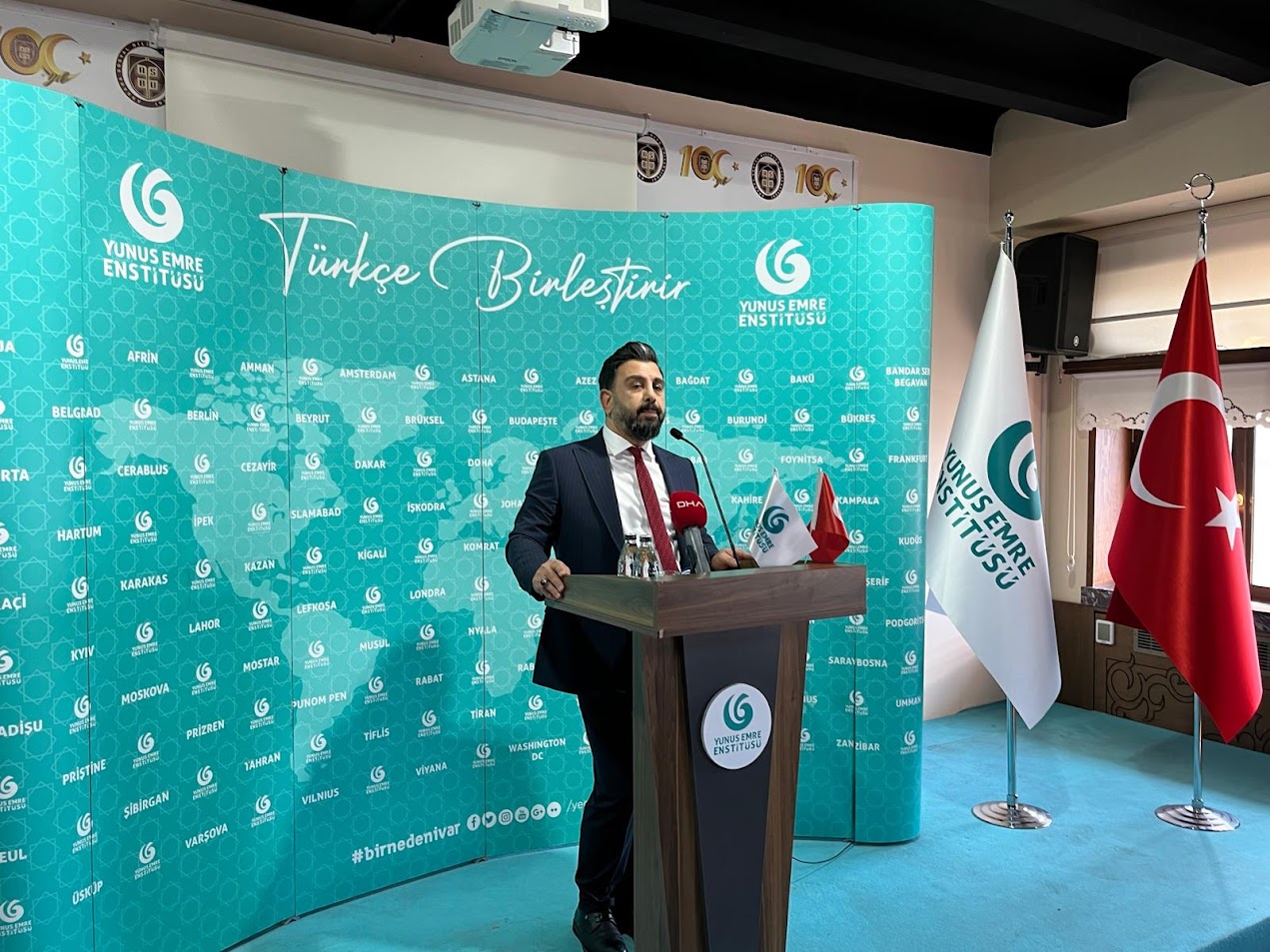 kürsüde konuşuyor