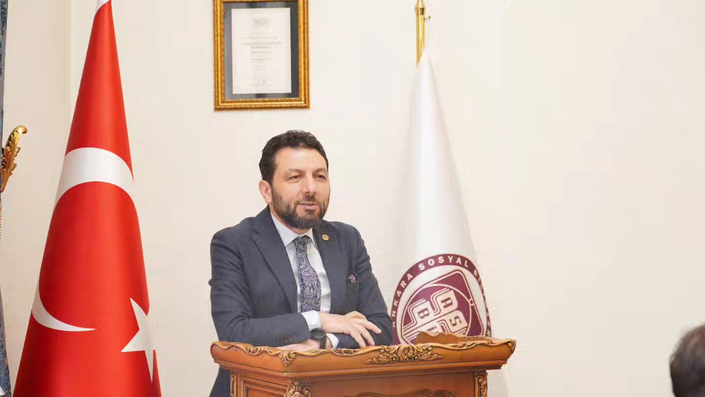 Yargıtay Üyesi Dr. Hamit Yelken kürsüde konuşmasını yapıyor