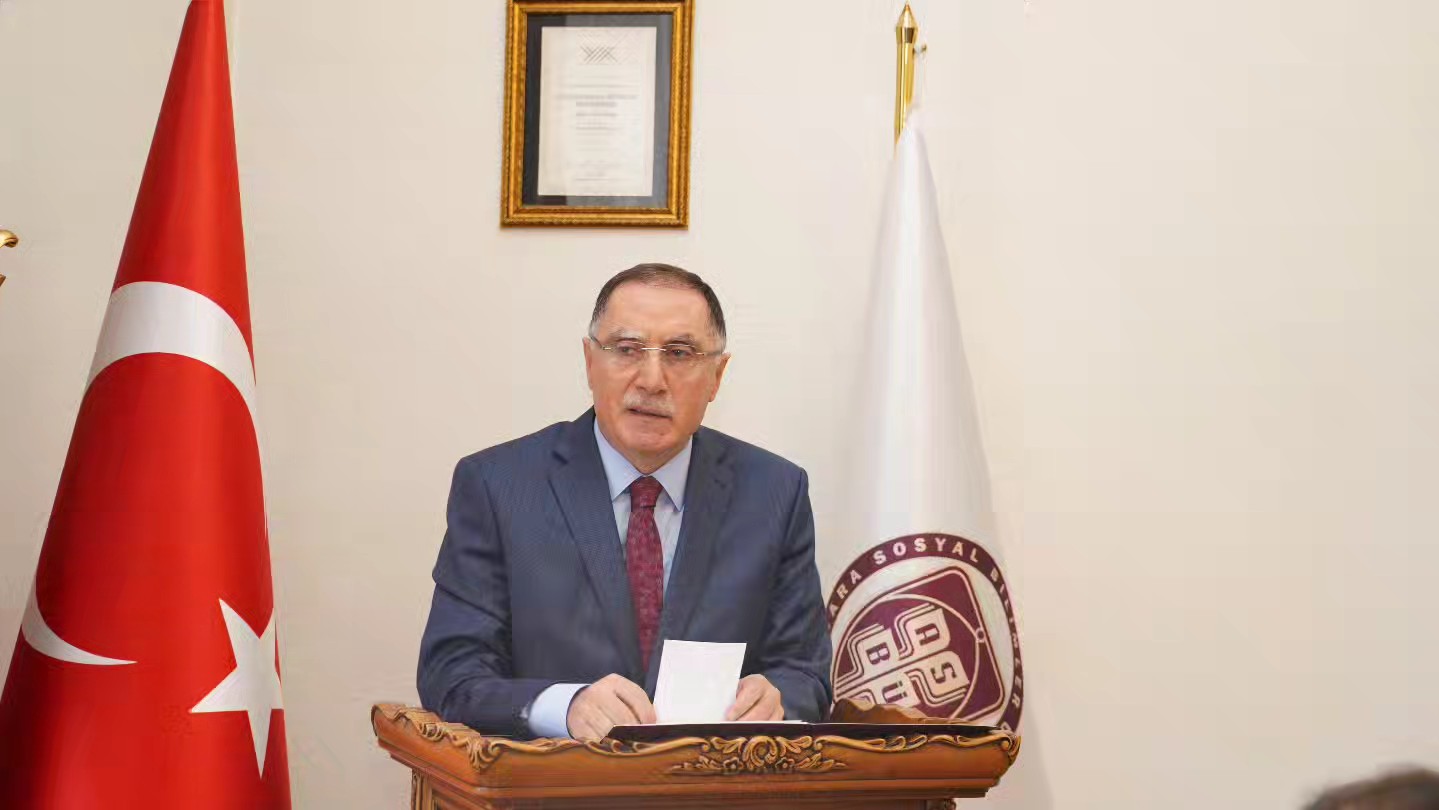 E. Kamu Başdenetçisi Av. Şeref Malkoç onuşmasını gerçekleştiriyor.