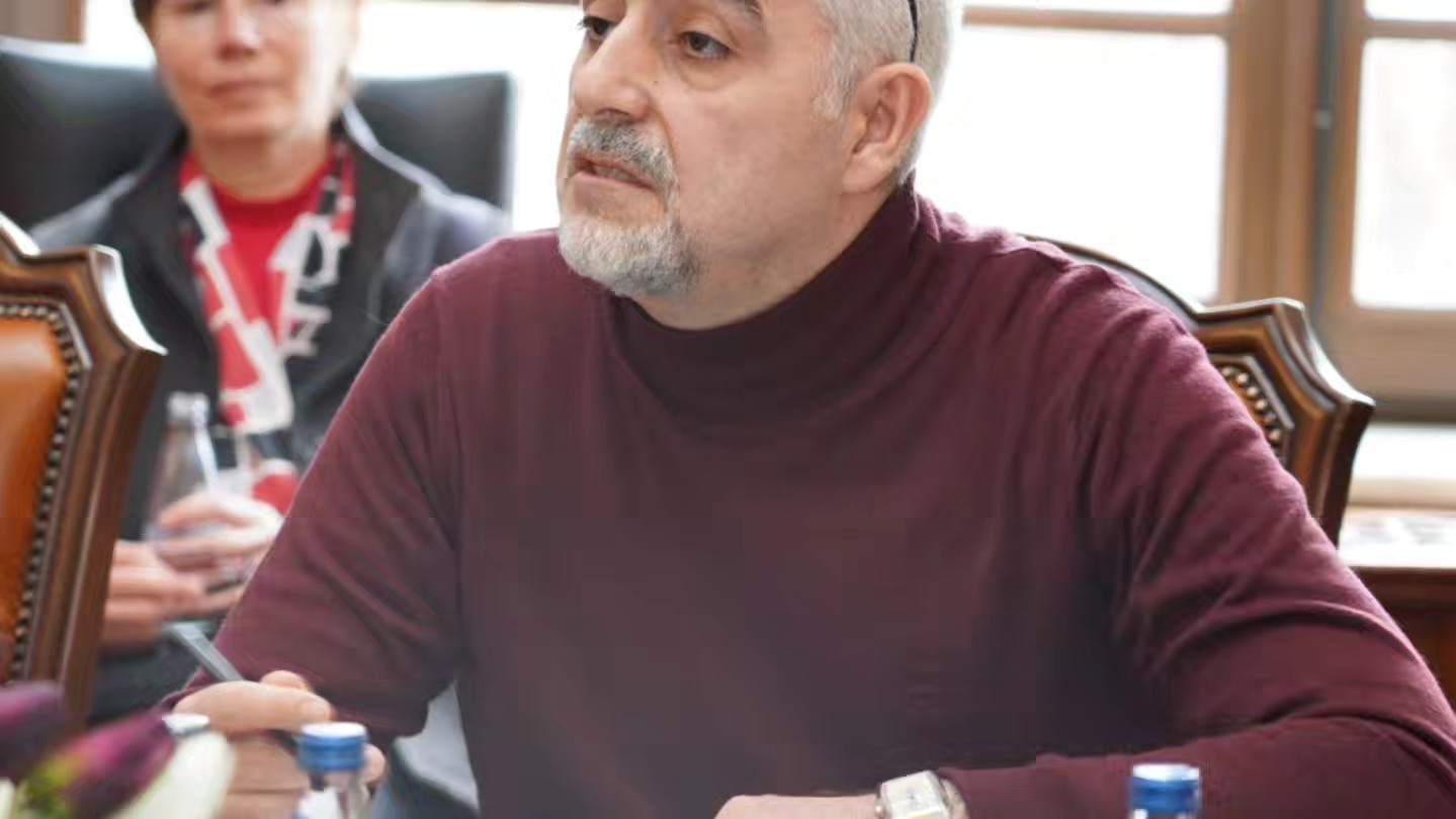 Katılımcılar konuşmasını gerçekleştiriyor.