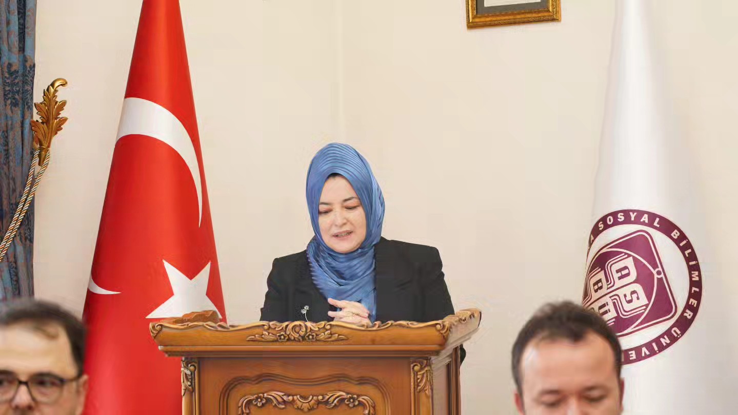 Prof. Dr. Münire Kevşer Baş kürsüde konuşmasını yapıyor.