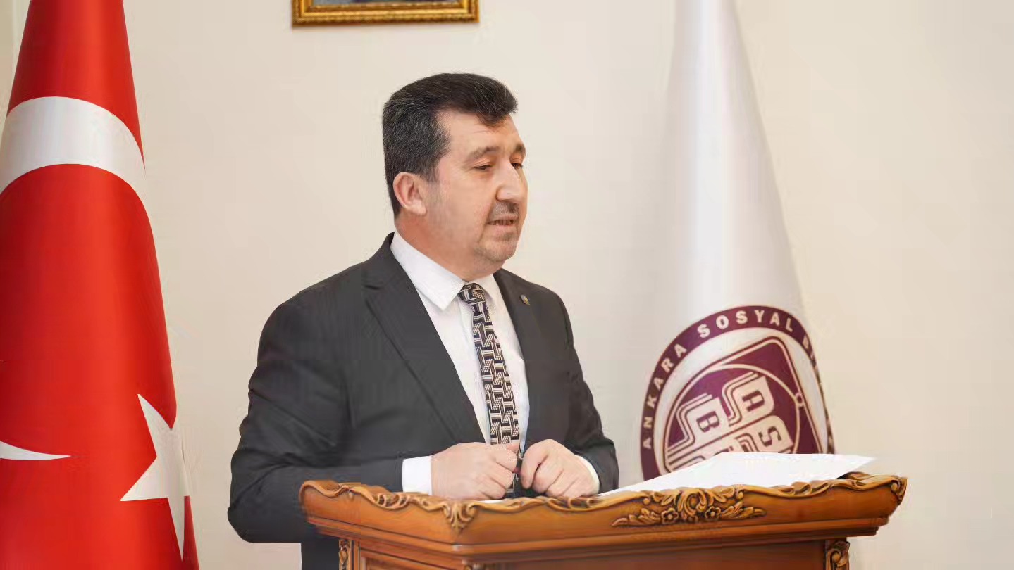 Prof. Dr. Musa Kazım Arıcan kürsüde konuşmasını yapıyor.