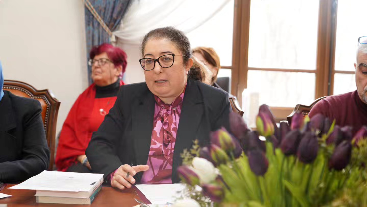  Prof. Dr. Hayrunnisa ÖZDEMİR  konuşmasını yapıyor.
