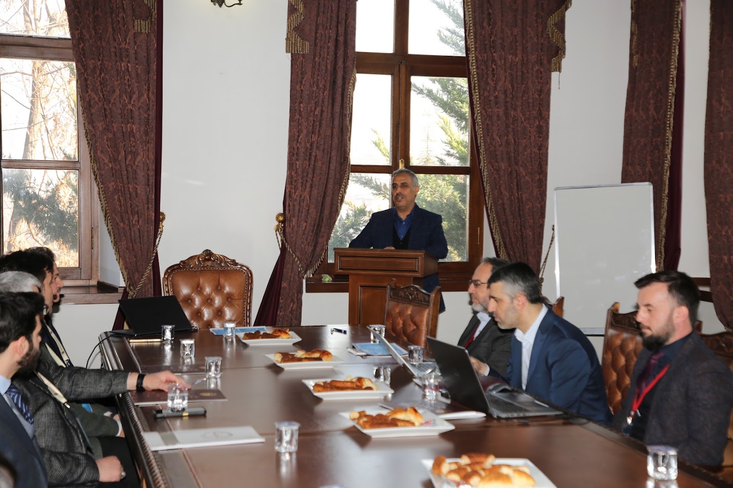  Doç. Dr. Mahmut SAMAR konuşmasını gerçekleştiriyor.