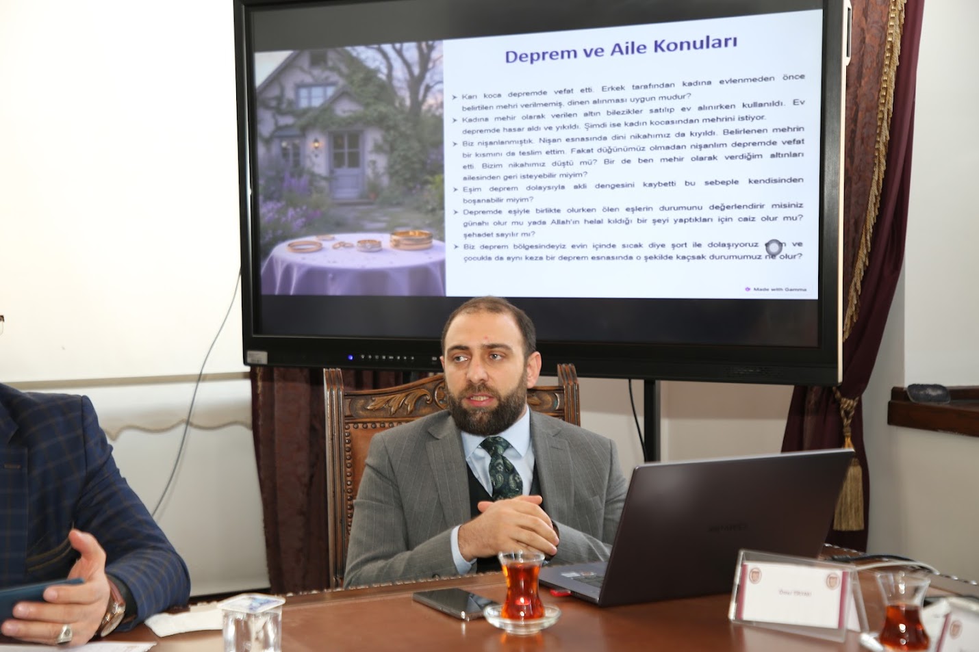 Sunucu konuşmasını gerçekleştiriyor