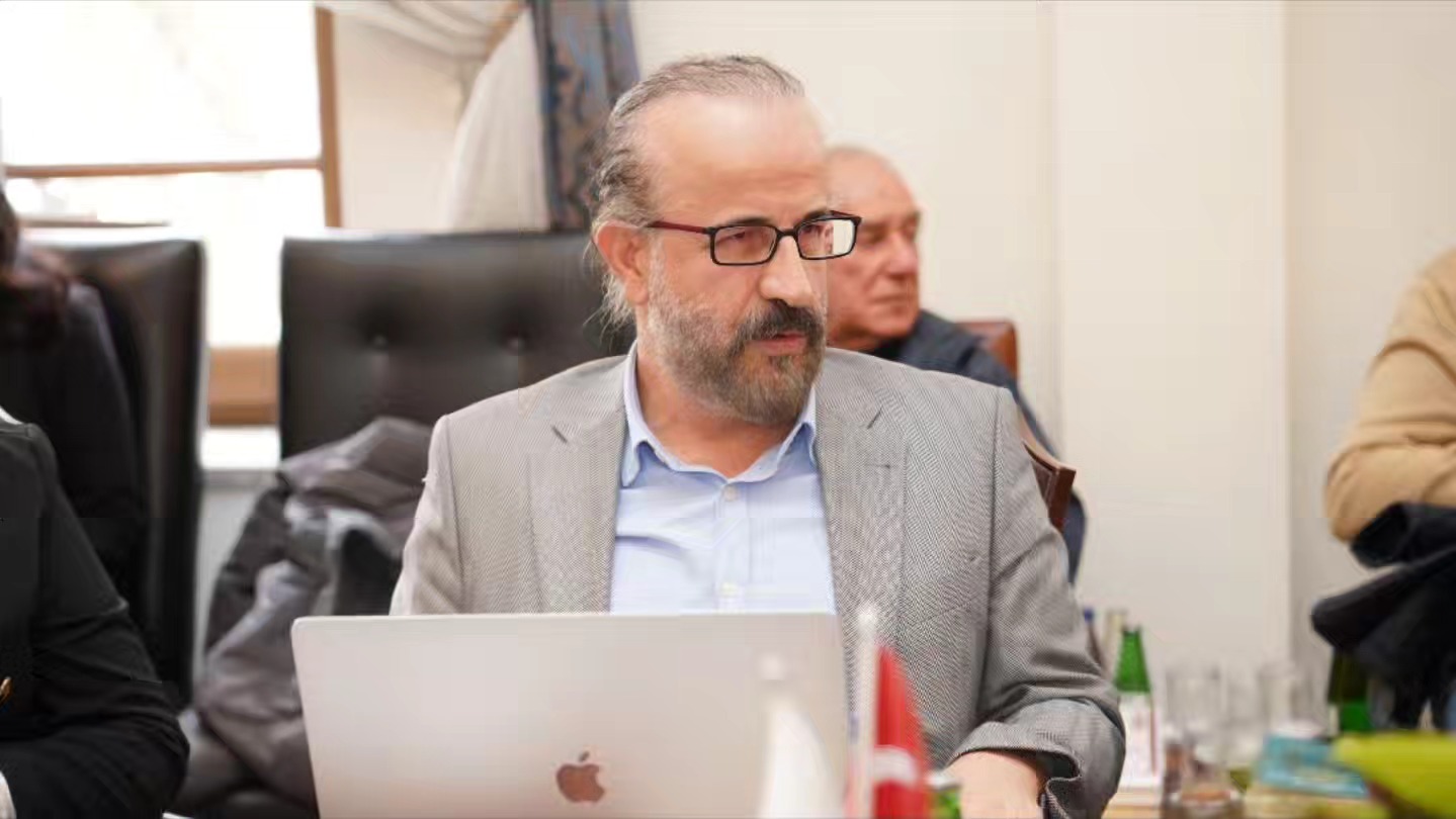 Katılımcılar konuşmasını gerçekleştiriyor.