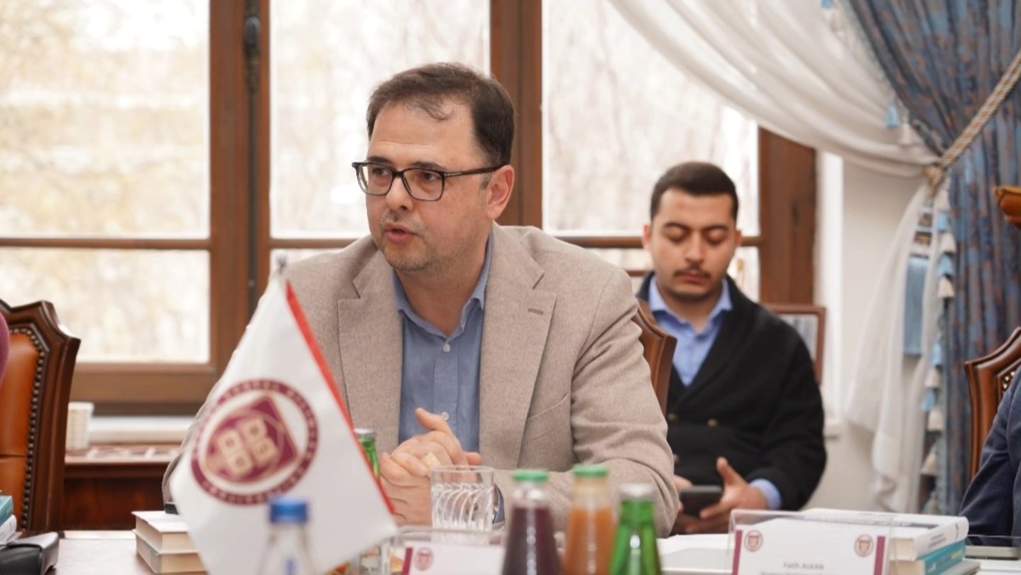  Prof. Dr. Sutay YAVUZ konuşmasını yapıyor