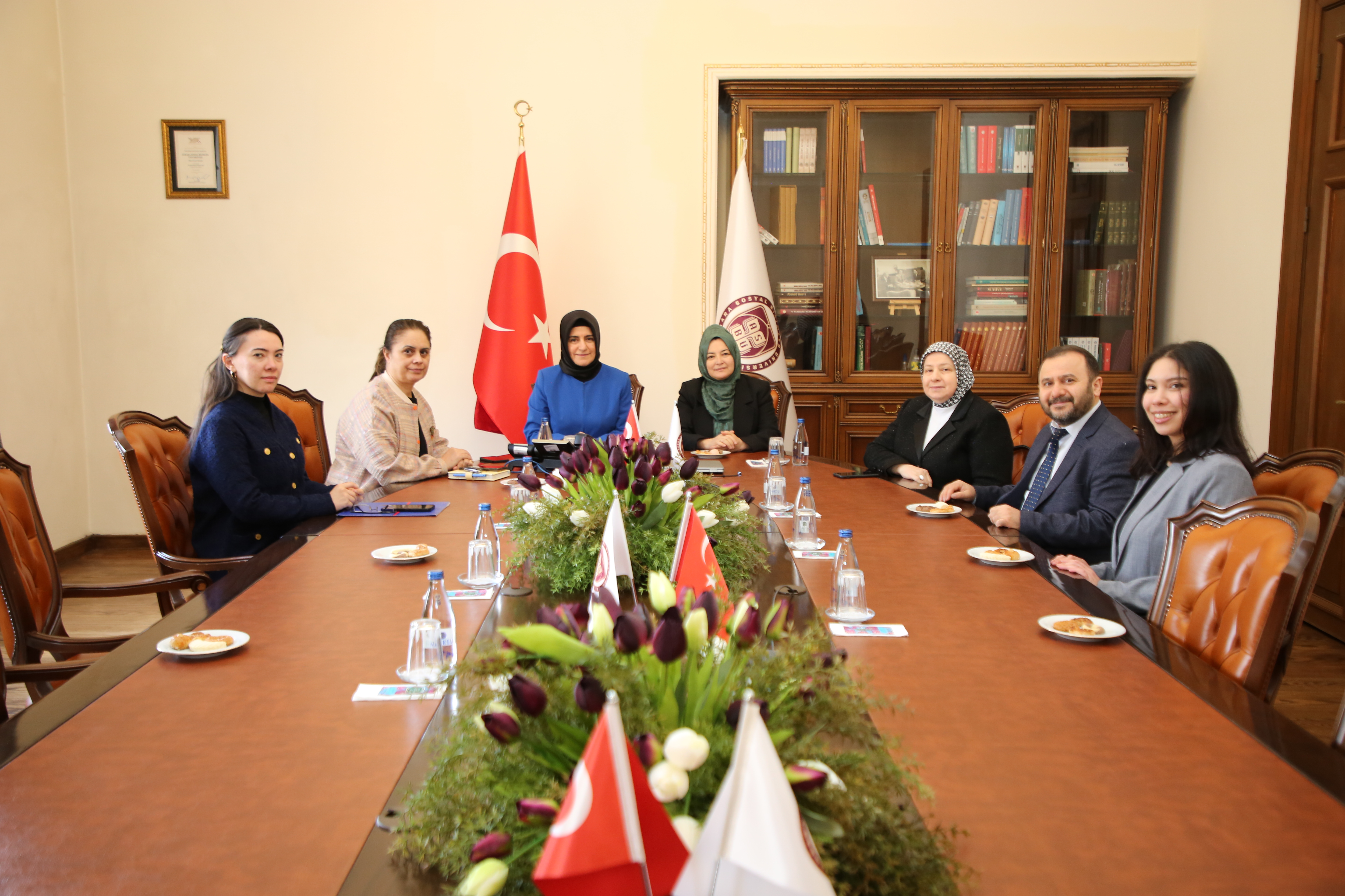Prof. Dr. Münire Kevser Baş ve Konuklar senato odasında fotoğraf çektiriyorlar