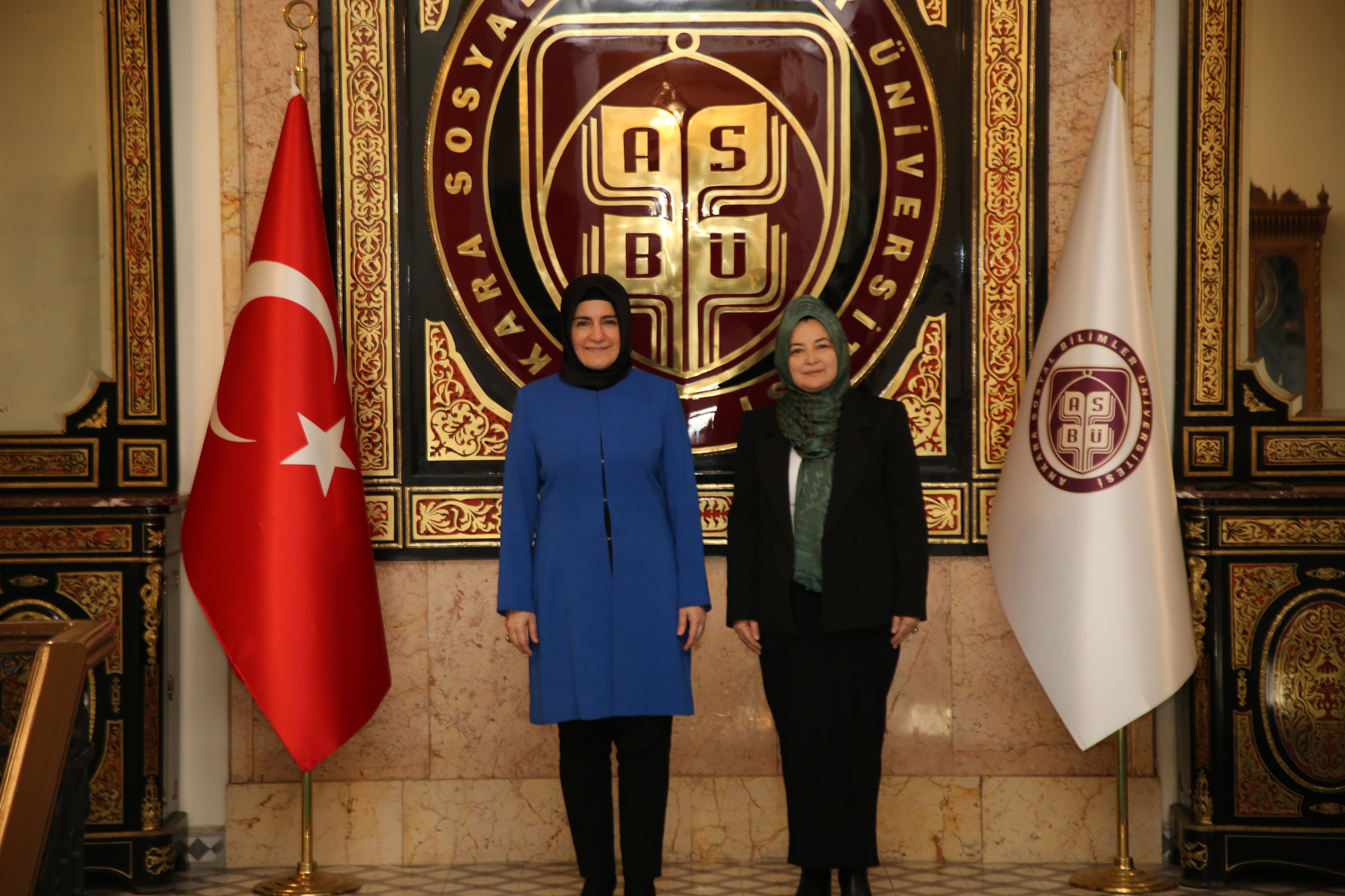 Prof. Dr. Münire Kevser Baş ve Konuklar Fotoğraf çektiriyorlar