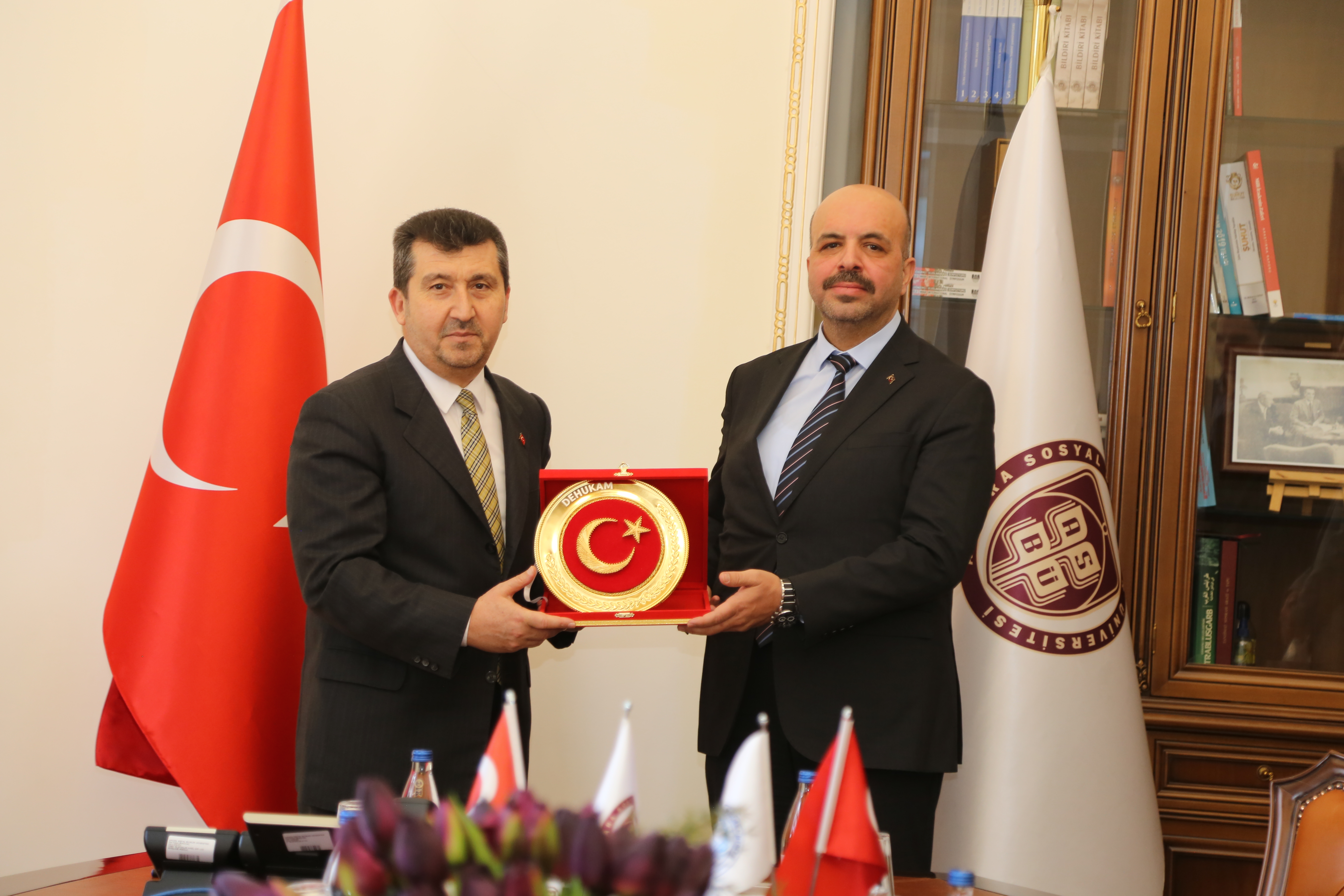 protokol fotoğrafı çekiliyor