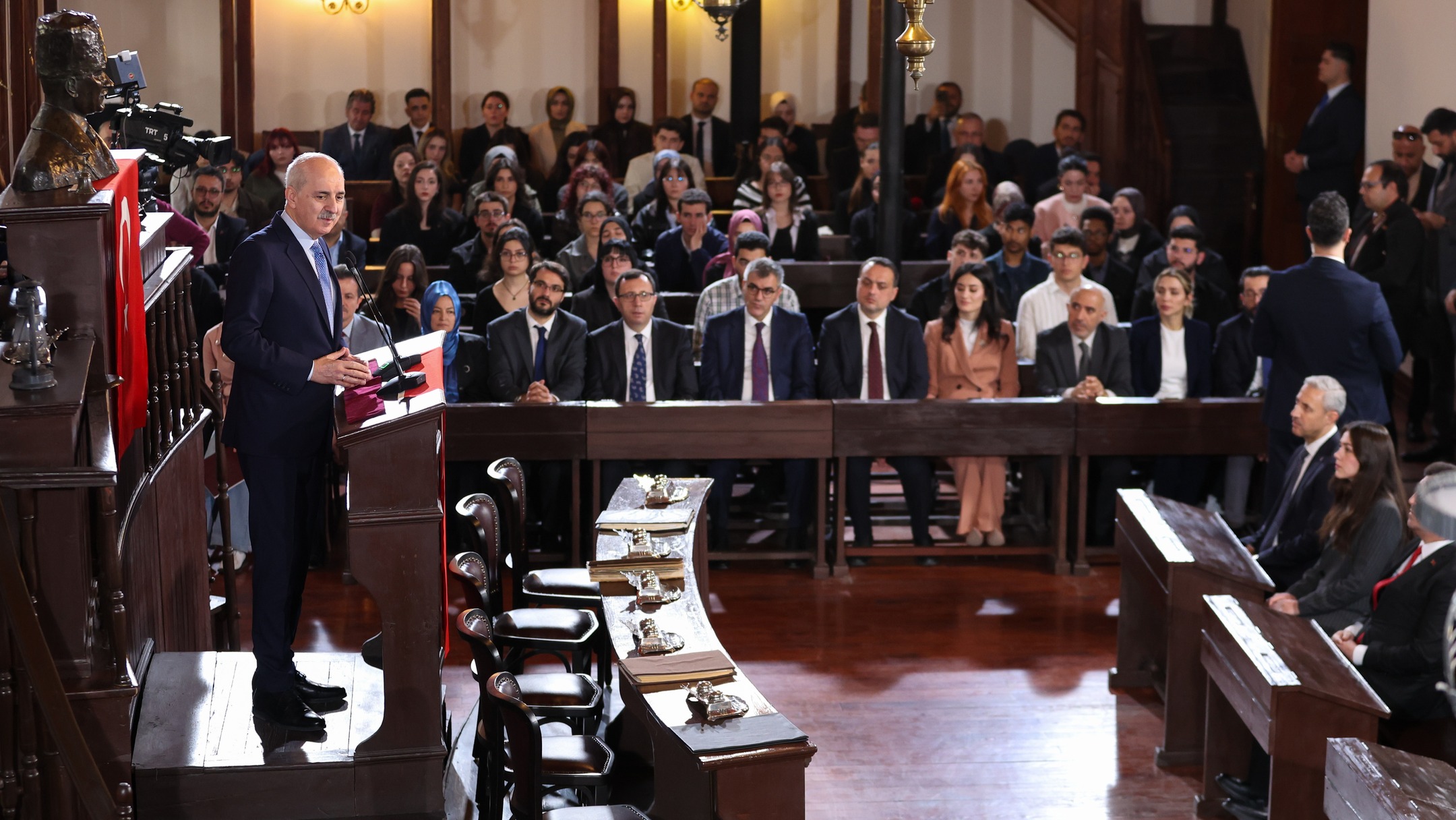 Türkiye Büyük Millet Meclisi Başkanı  Numan Kurtulmuş 1.TBMM kürsüsünde konuşmasını yapıyor.