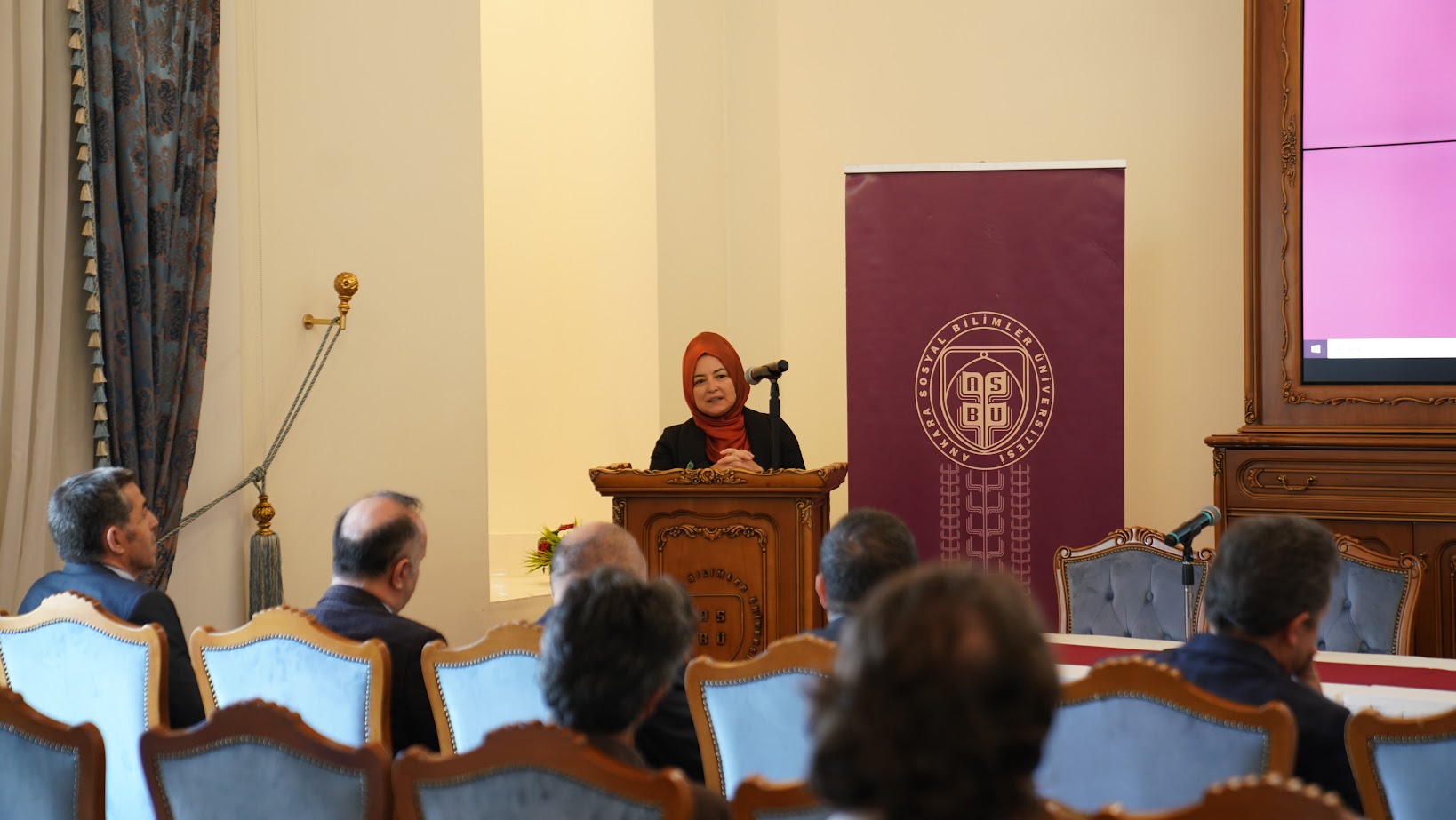 Prof. Dr. Münire Kevser Baş konuşmasını gerçekleştiriyor.