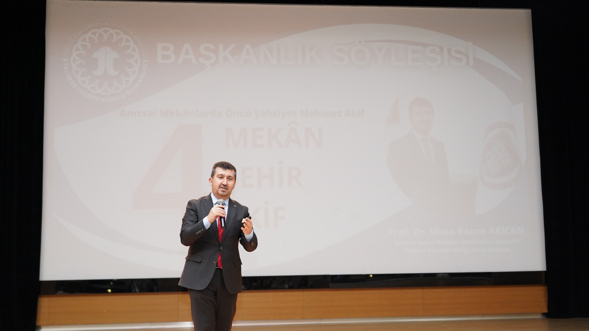ASBÜ Rektörü Prof. Dr. Musa Kazım Arıcan sunumunu gerçekleştiriyor.