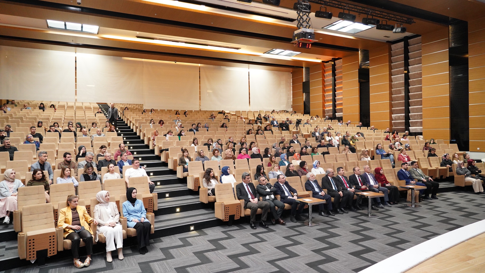 ASBÜ Rektörü Prof. Dr. Musa Kazım Arıcan ve konuklar sunumları izliyor.