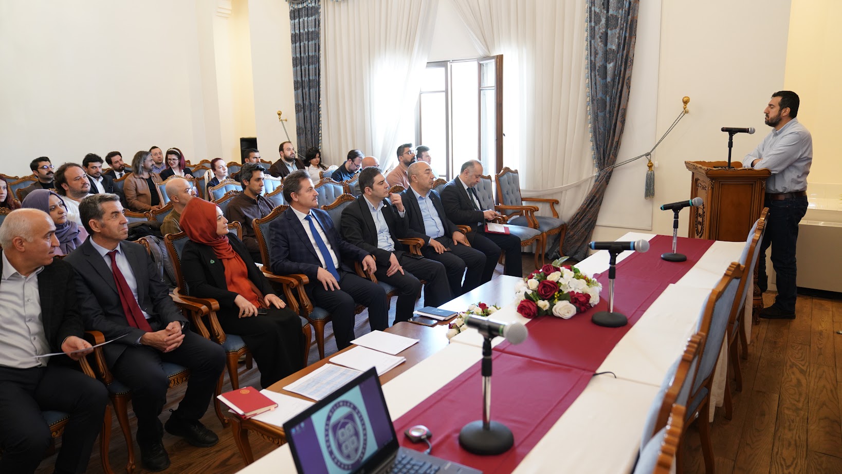 Prof. Dr. Güral Baba konuşmasını gerçekleştiriyor.