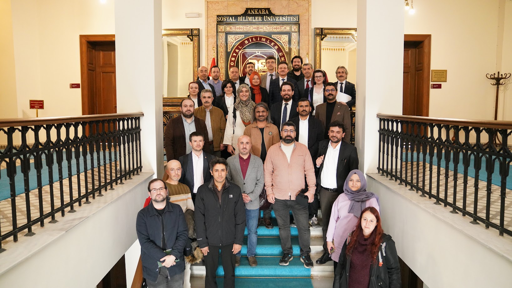 Katılımcıların ASBÜ logosunda fotoğraf çektiriyor.
