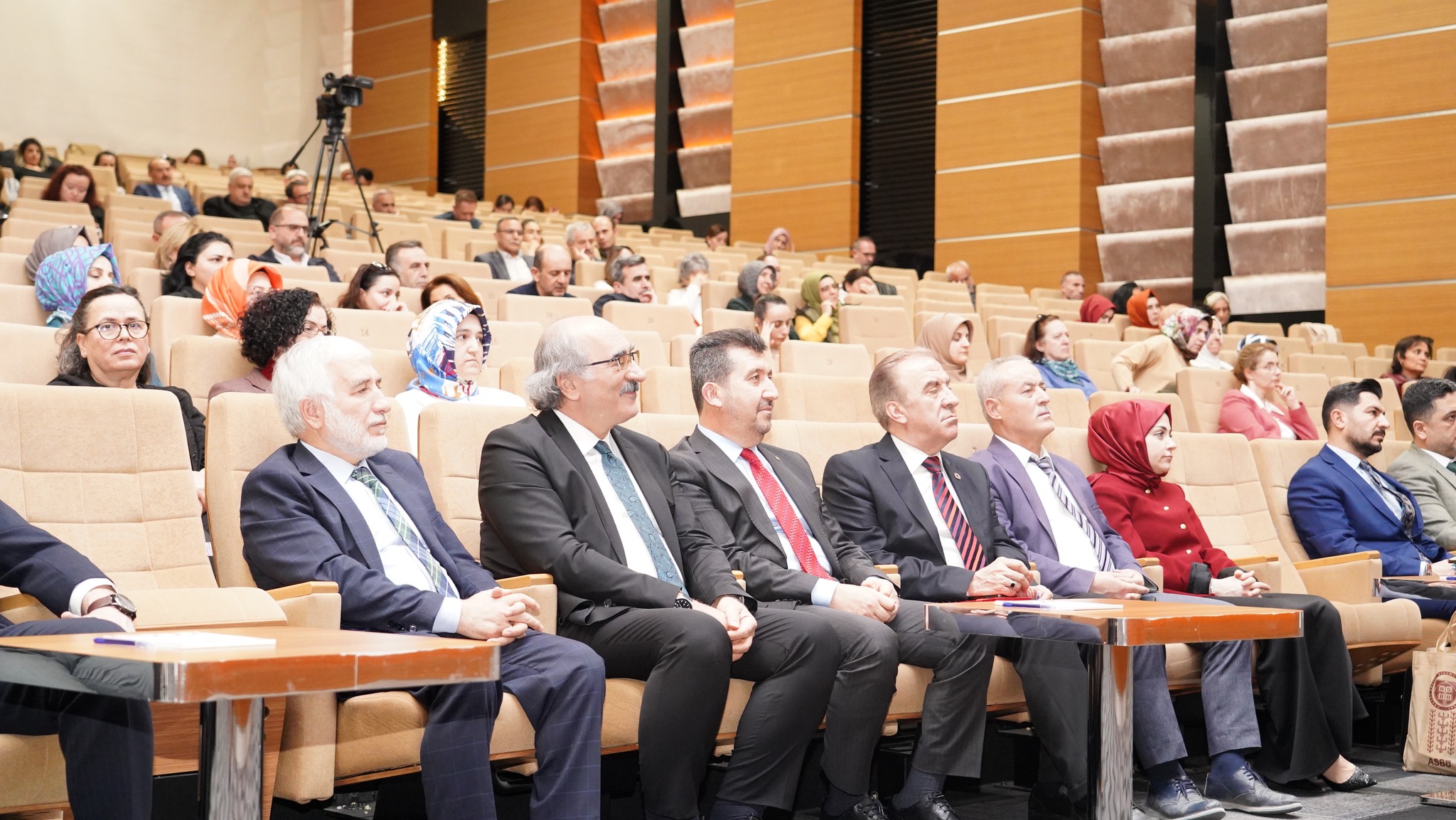 ASBÜ Rektörü Prof. Dr. Musa Kazım Arıcan ve konuklar sunumları izliyor.