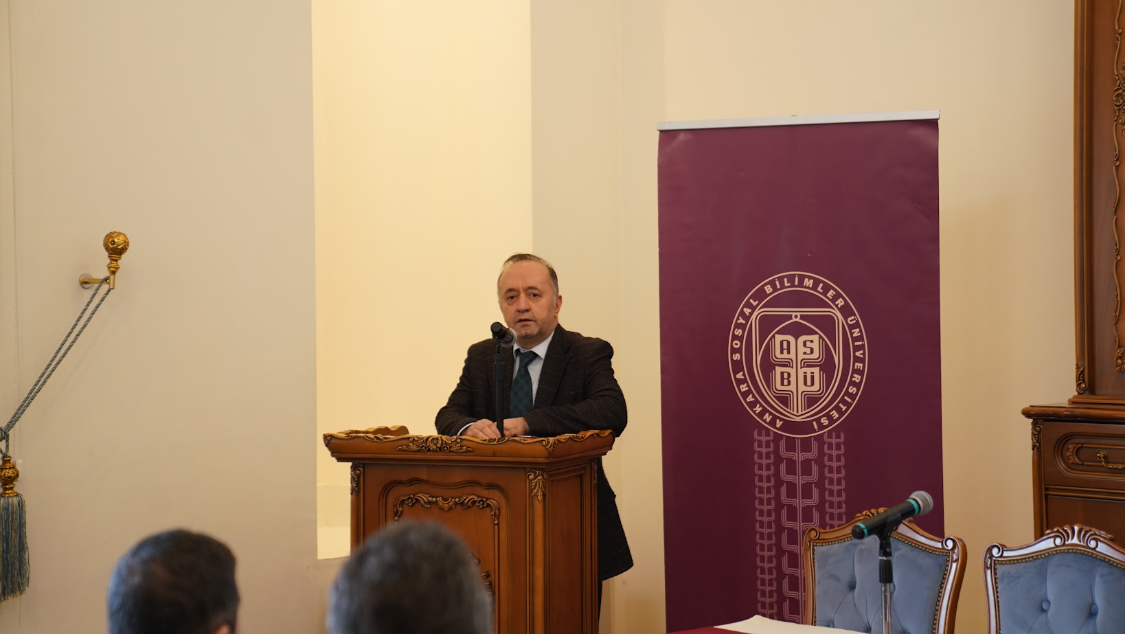 Prof. Dr. Mehmet Emin BİLGE konuşmasını gerçekleştiriyor.