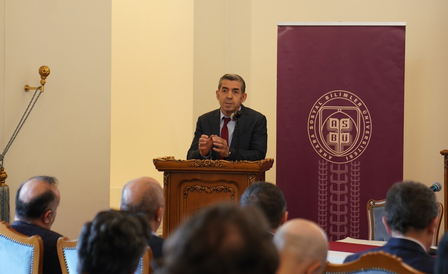 Prof. Dr. İsmail ÇAKIR konuşmasını gerçekleştiriyor.