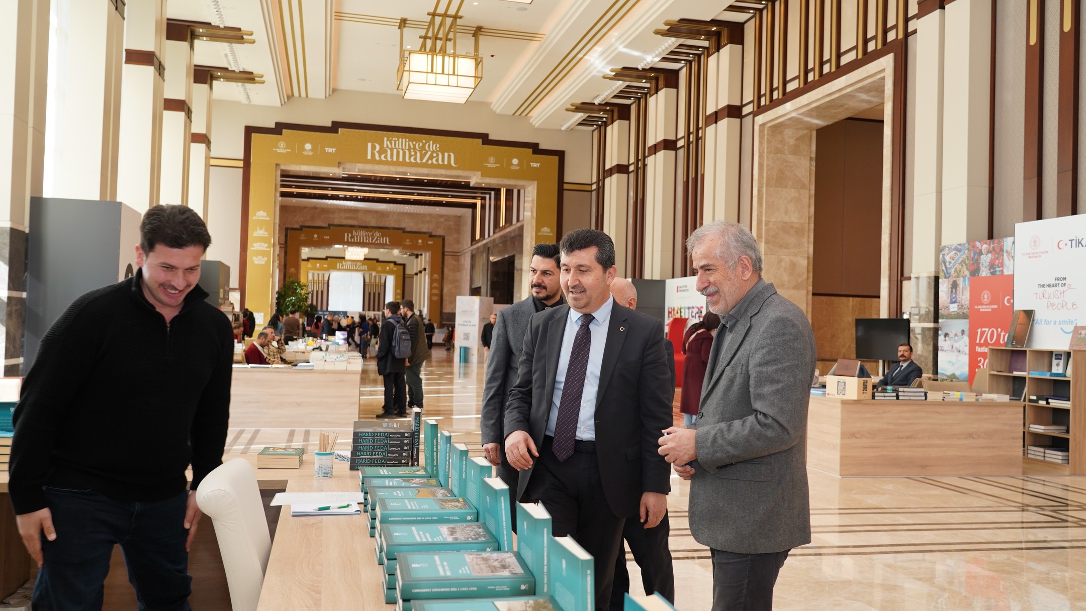 ASBÜ Rektörü Prof. Dr. Musa Kazım ARICAN ve ASBÜ Kütüphane Daire Başkanı Osman KAYAER fuardaki standlarda kitapları inceliyorlar.