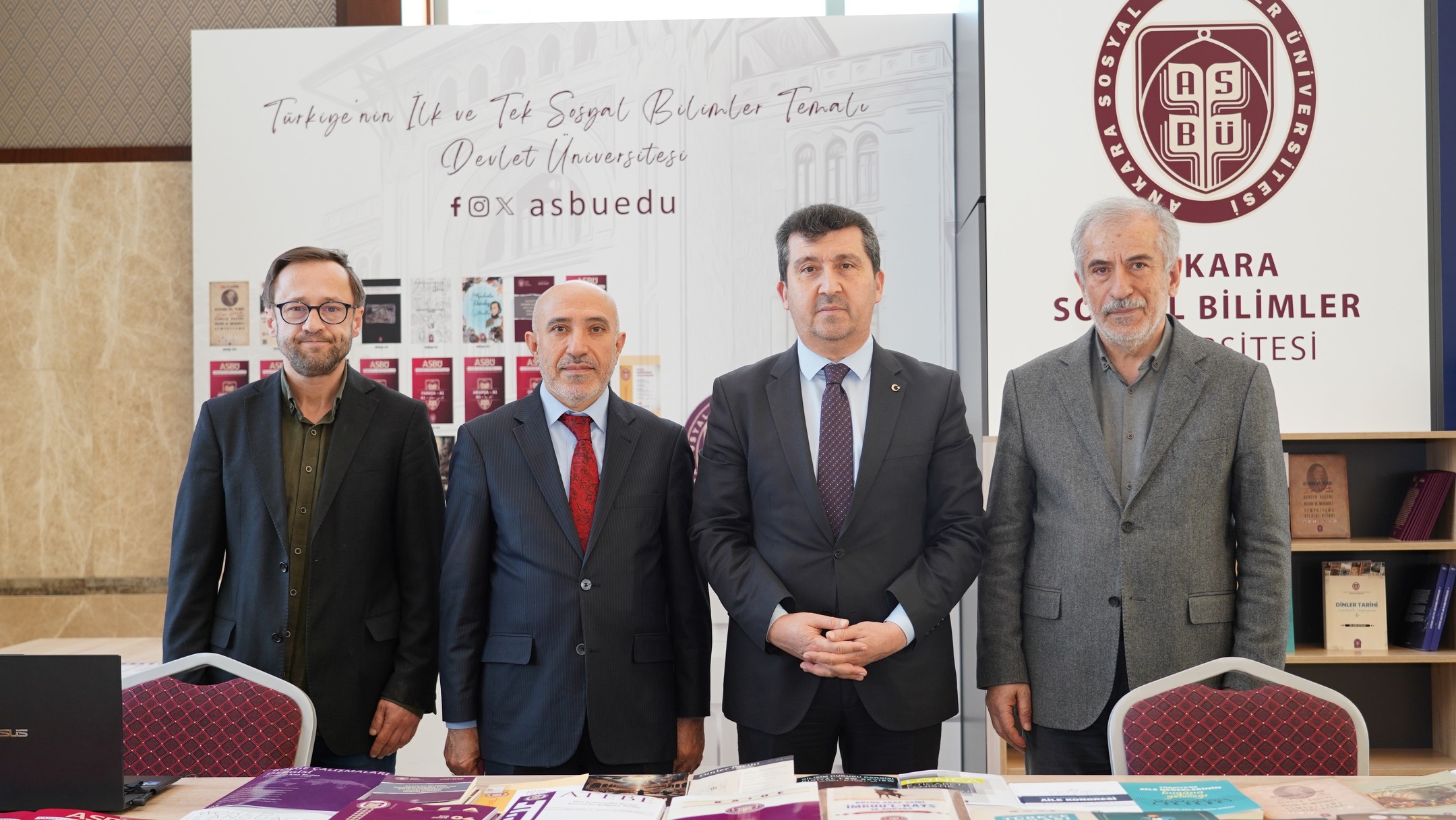 ASBÜ Rektörü Prof. Dr. Musa Kazım ARICAN, ASBÜ Kütüphane Daire Başkanı Osman KAYAER ve ASBÜ Genel Sekreteri Saim DURMUŞ fuarda toplu foto veriyorlar.