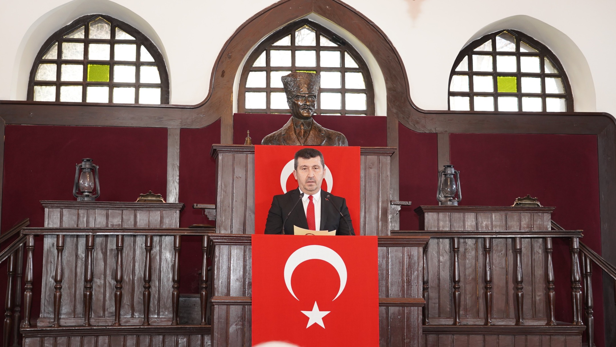 Prof. Dr. Musa Kazım Arıcan 1.TBMM kürsüsünde konuşmasını yapıyor.
