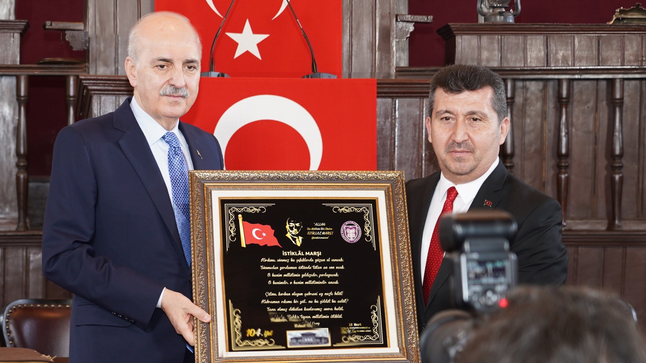Türkiye Büyük Millet Meclisi Başkanı  Numan Kurtulmuş, ASBÜ Rektörü  Prof. Dr. Musa Kazım Arıcan hediyesini takdim ediyor.