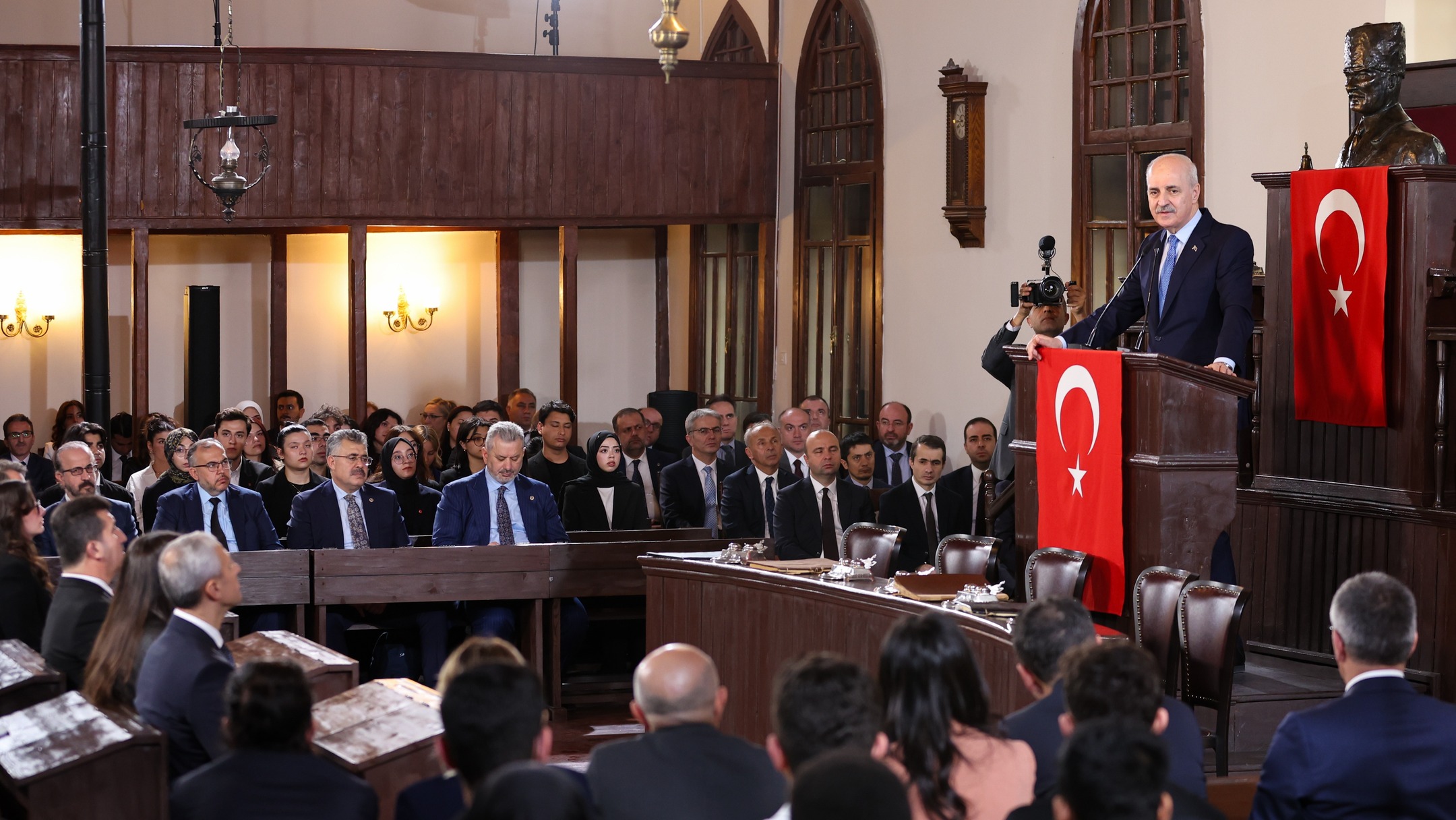 Türkiye Büyük Millet Meclisi Başkanı  Numan Kurtulmuş 1.TBMM kürsüsünde konuşmasını yapıyor.