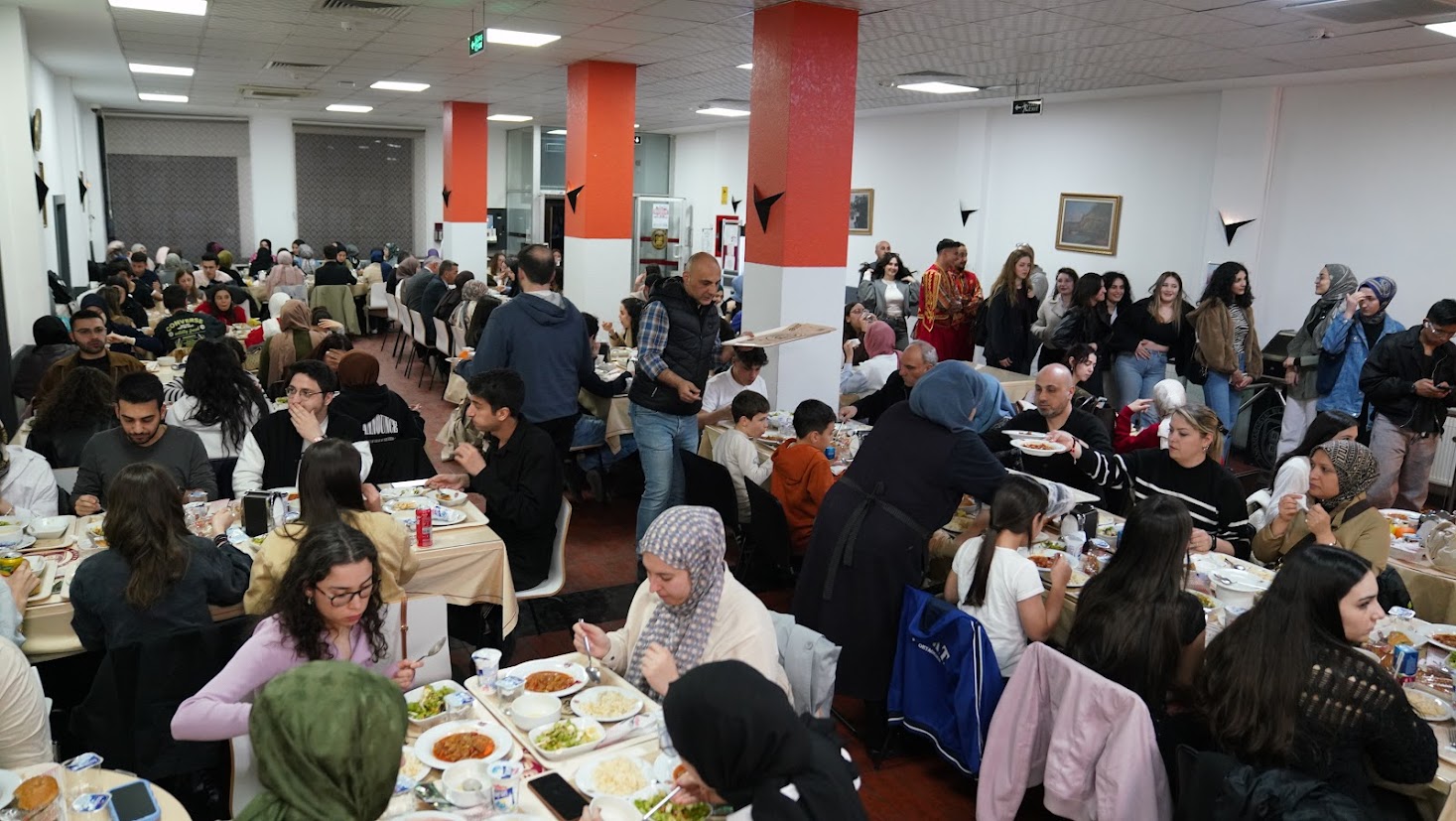 kalabalık yemek yeniyor