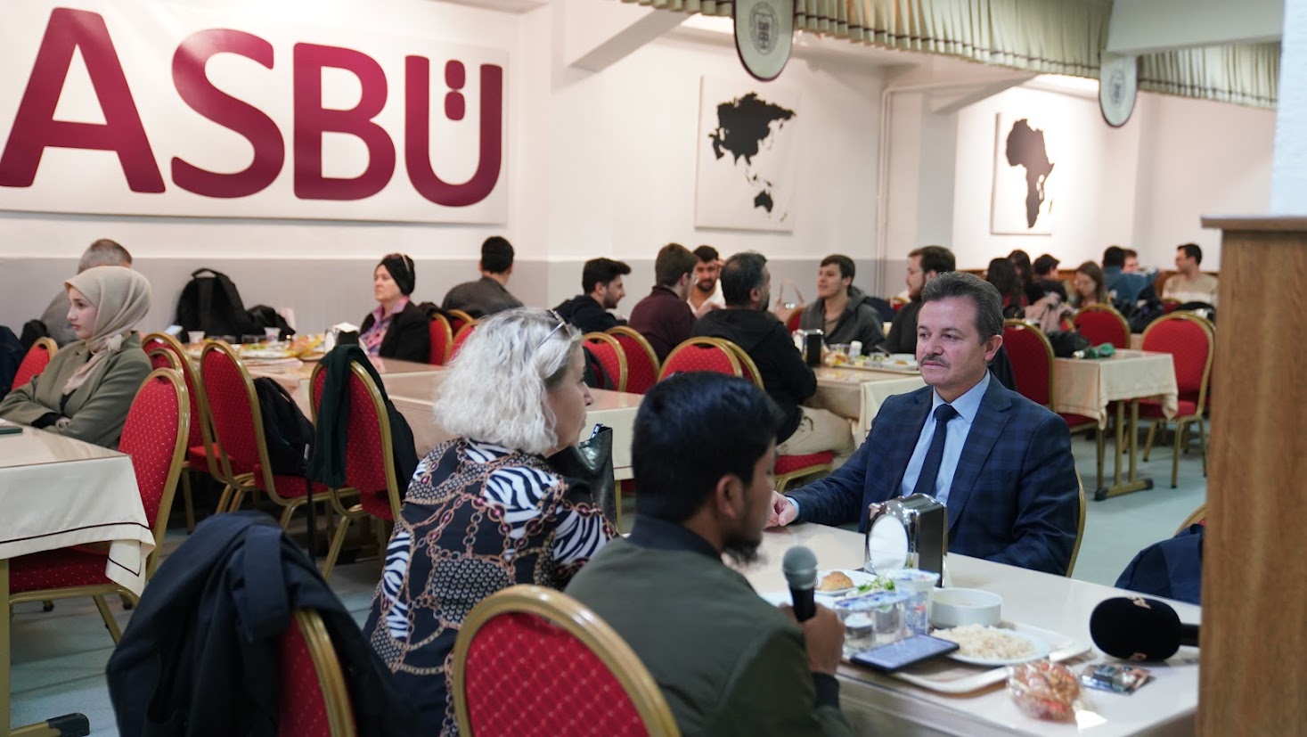 kalabalık yemek yeniyor