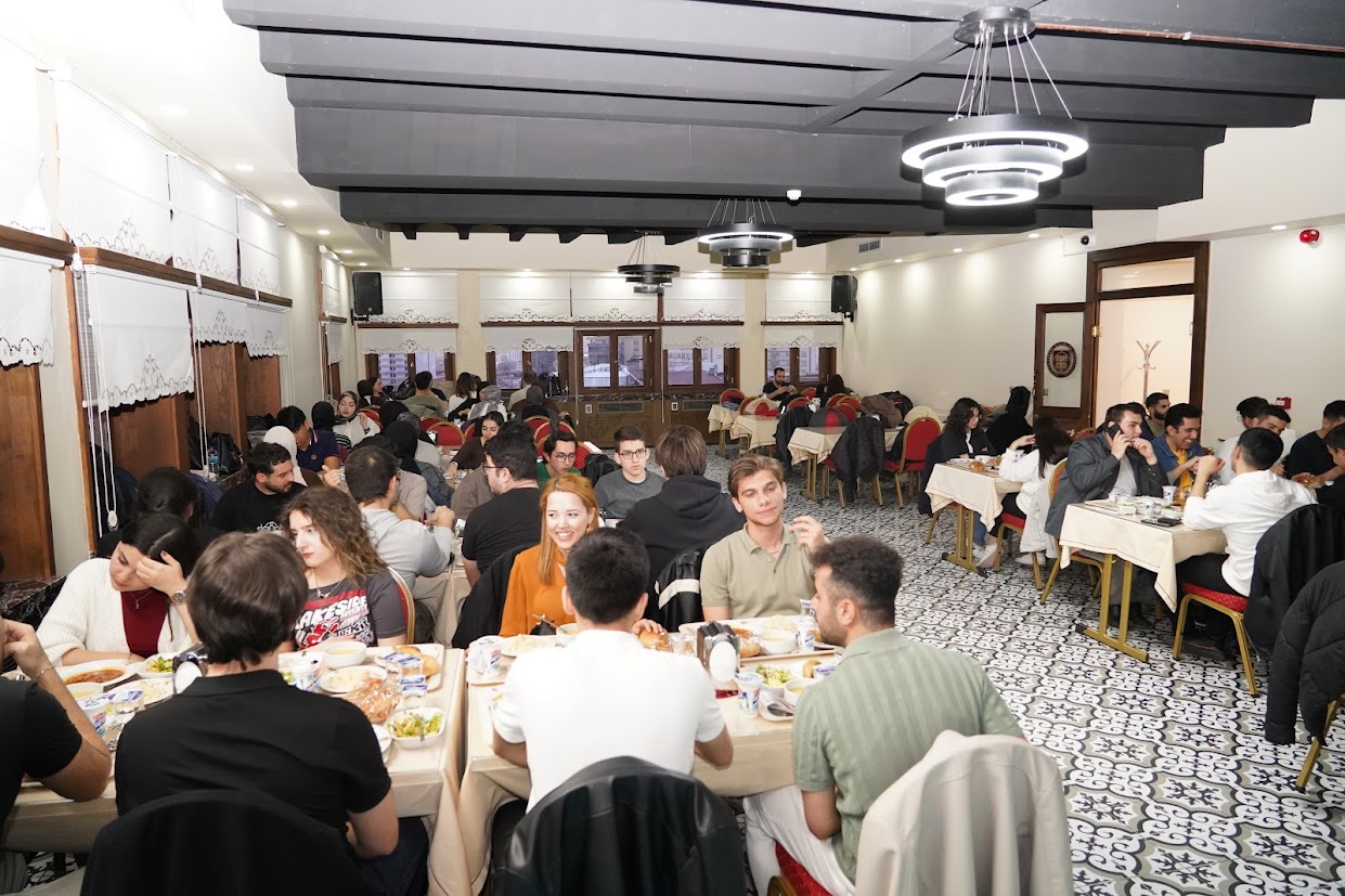 kalabalık yemek yeniyor