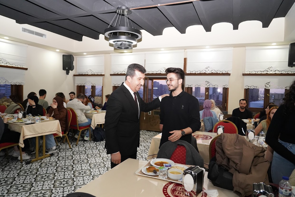 kalabalık yemek yeniyor