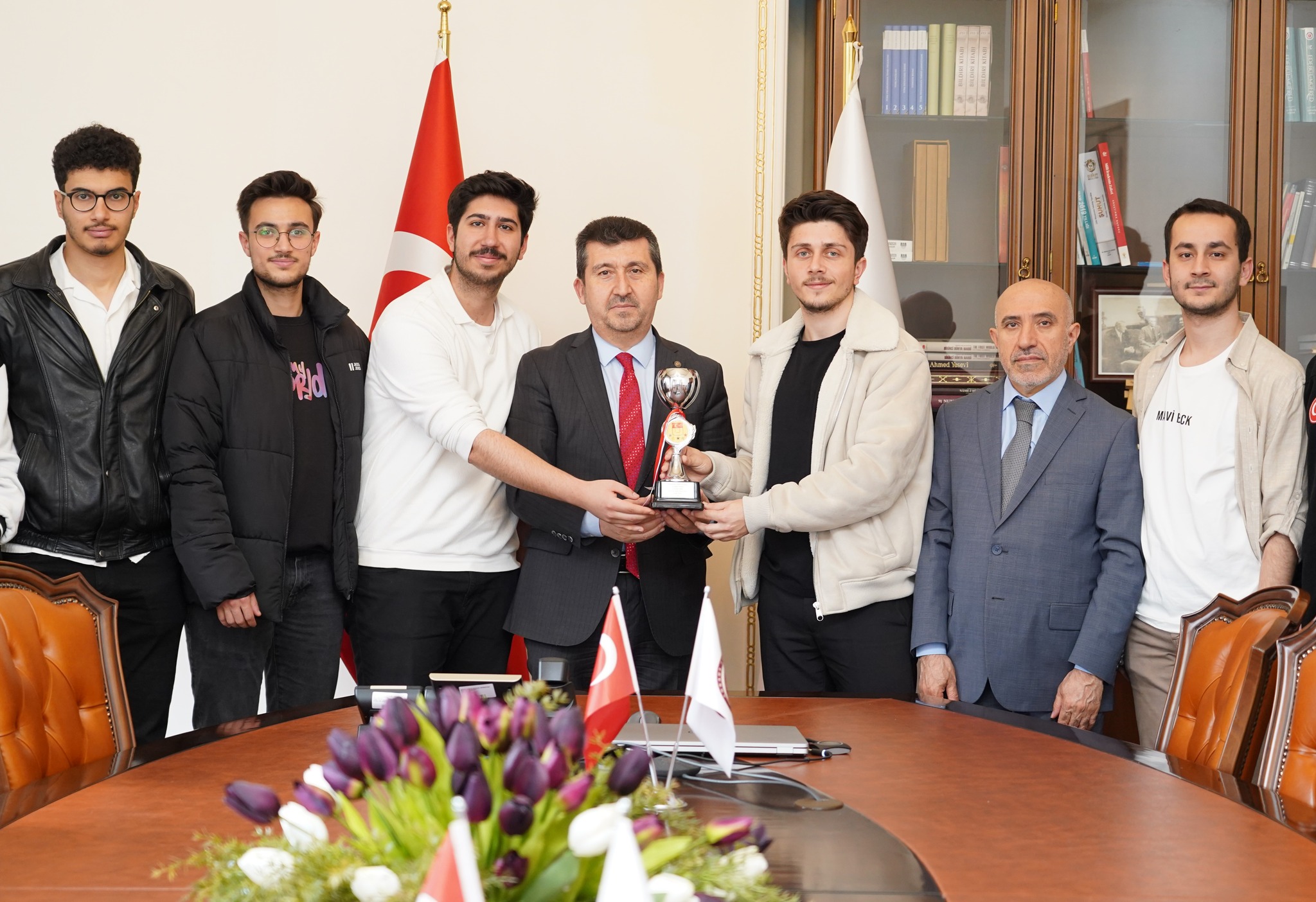 Prof. Dr. Musa Kazım Arıcan ASBÜ futsal takımı ile senato salonunda fotoğraf çektiriyorç