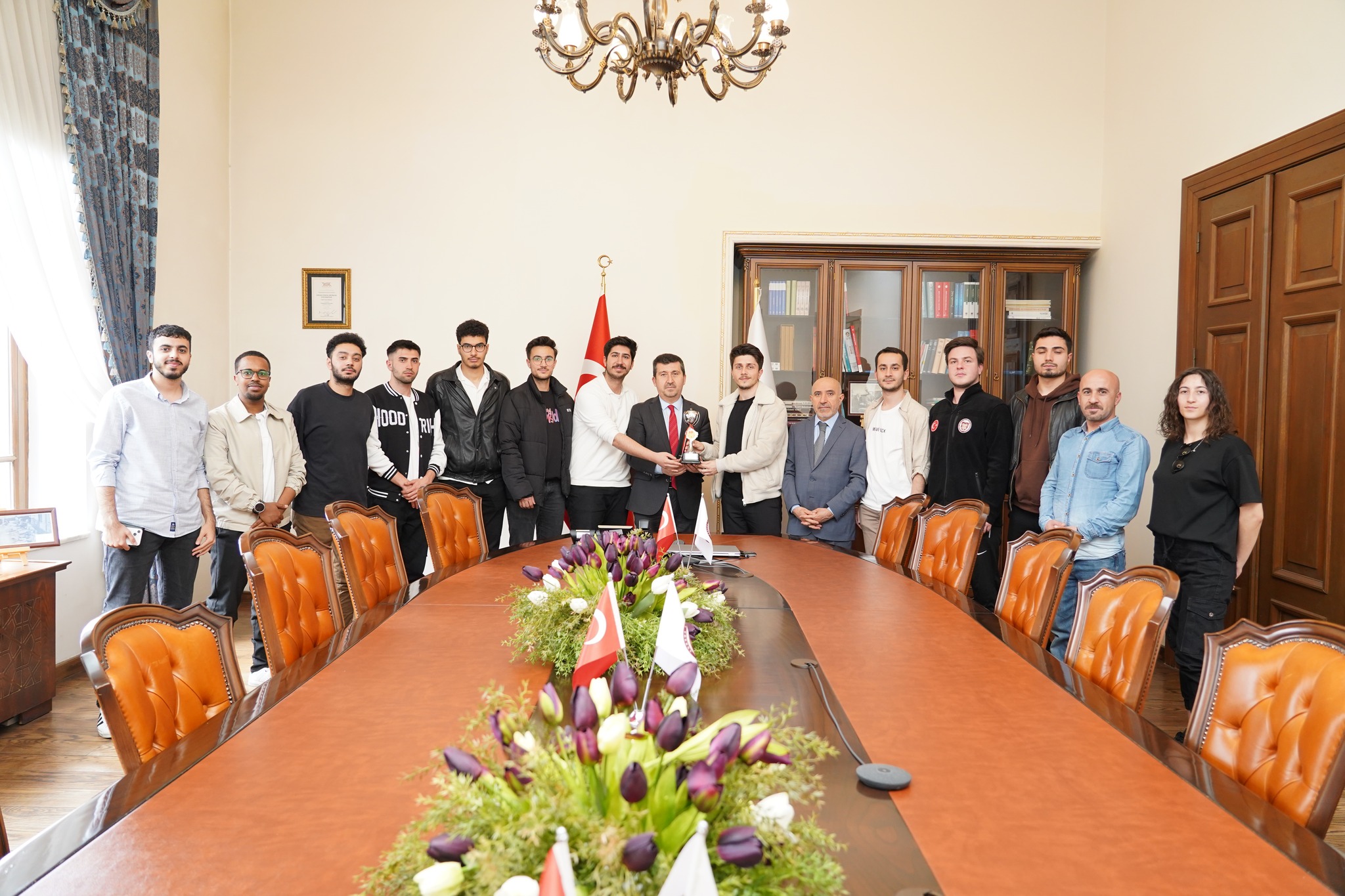 Prof. Dr. Musa Kazım Arıcan ASBÜ futsal takımı ile senato salonunda fotoğraf çektiriyorç