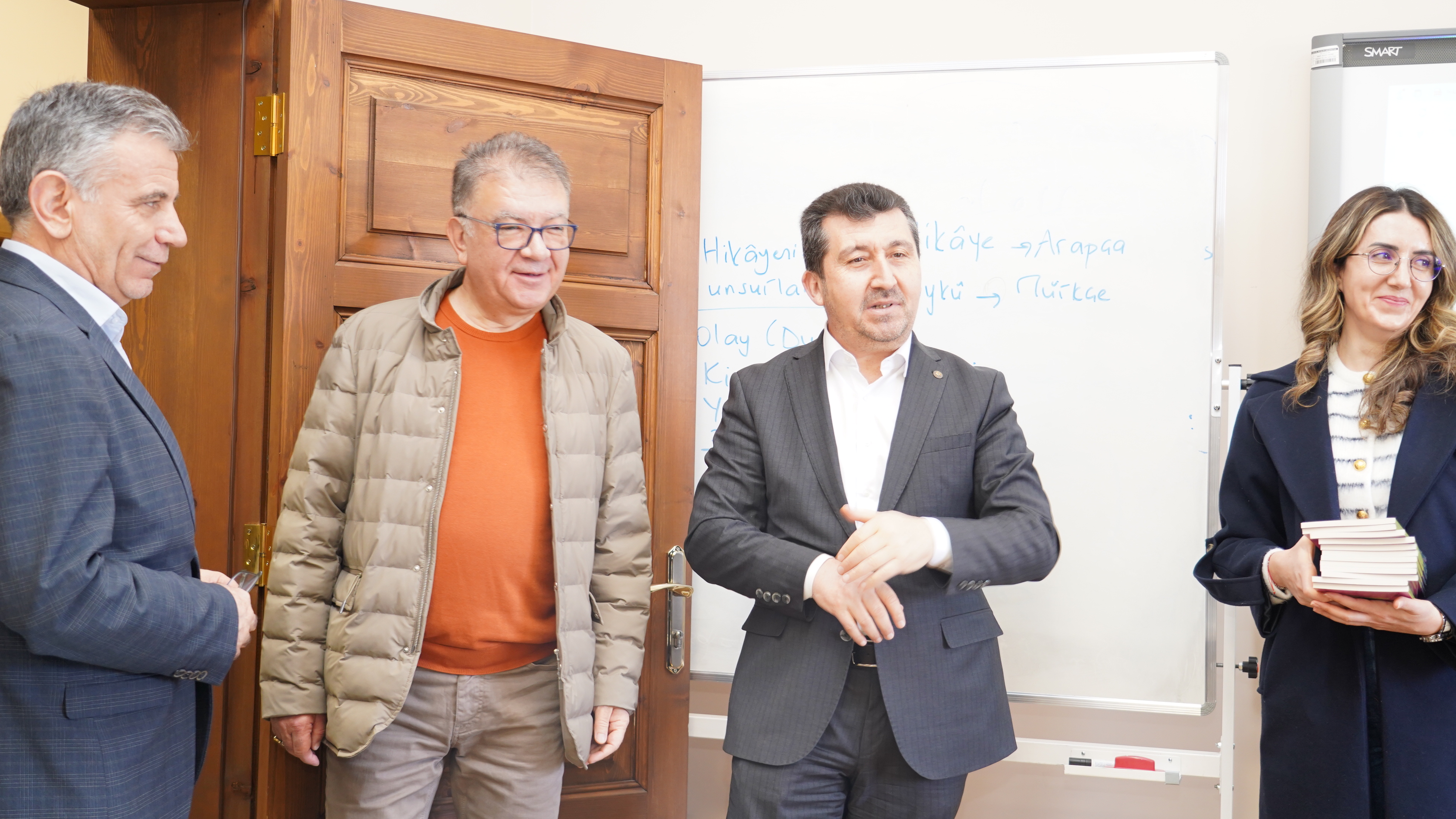 Prof. Dr. Musa Kazım Arıcan ve gelen heyet ile birlikte sınıfları geziyorlar.