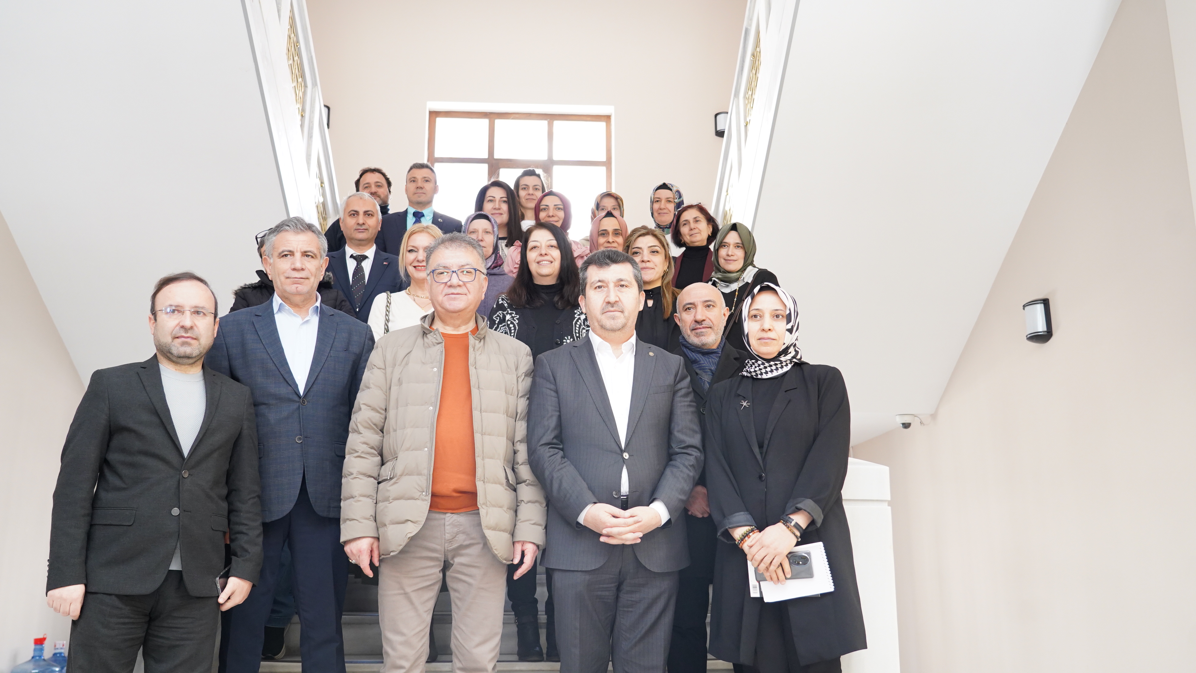 Prof. Dr. Musa Kazım Arıcan ve Heyet L Blok merdivenlerinde fotoğraf çektiriyorlar
