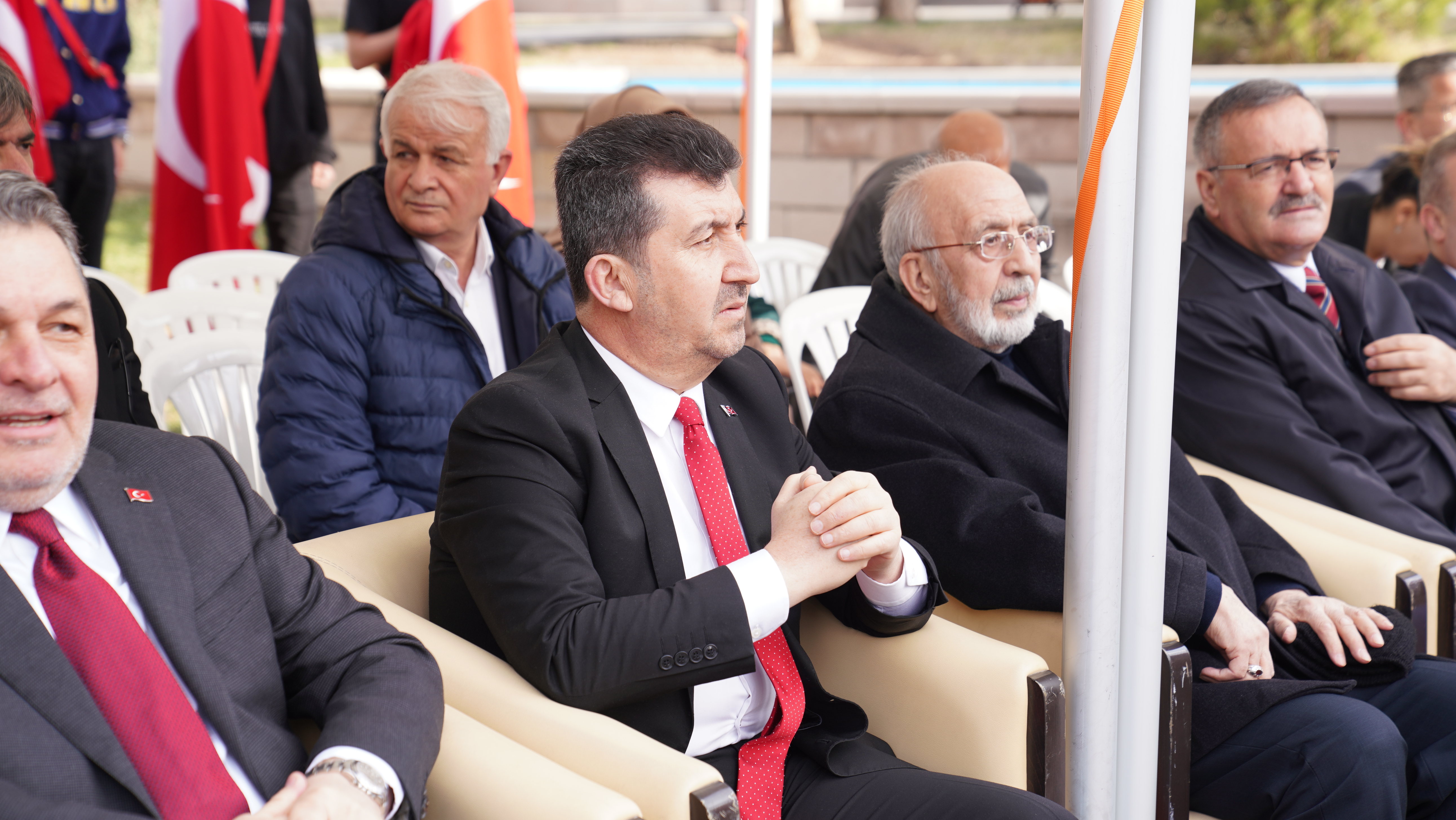 ASBÜ rektörü Prof. Dr. Musa Kazım Arıcan sunumları izliyor.