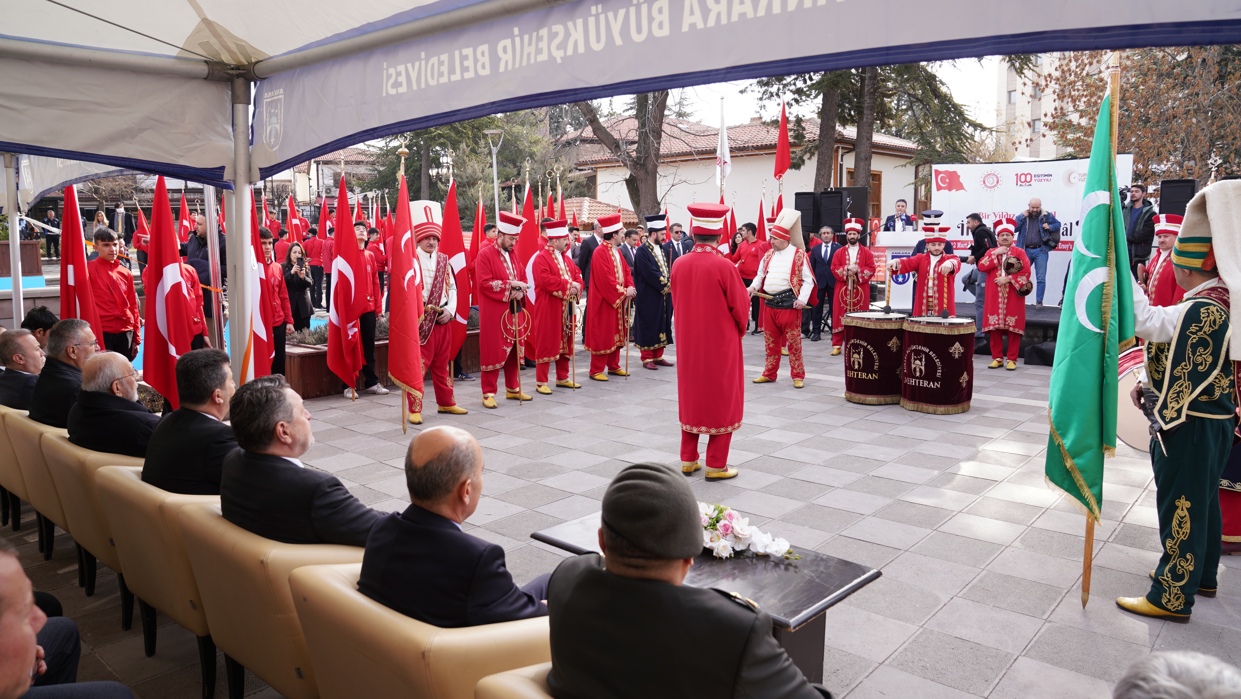 Mehter takımı gösterisini gerçekleştiriyor.