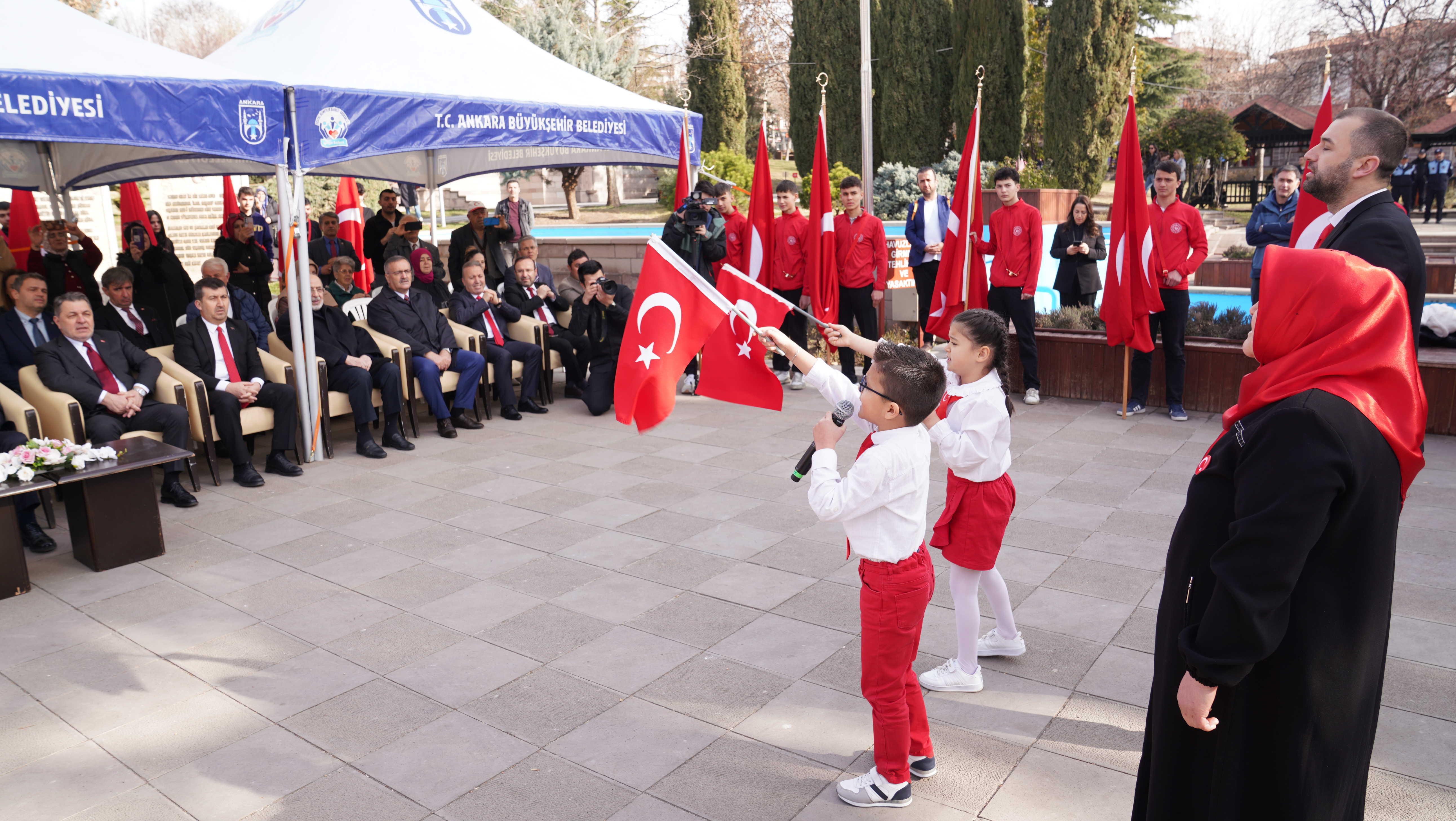 İlk okul çocukları istiklal marşını seslendiriyor.