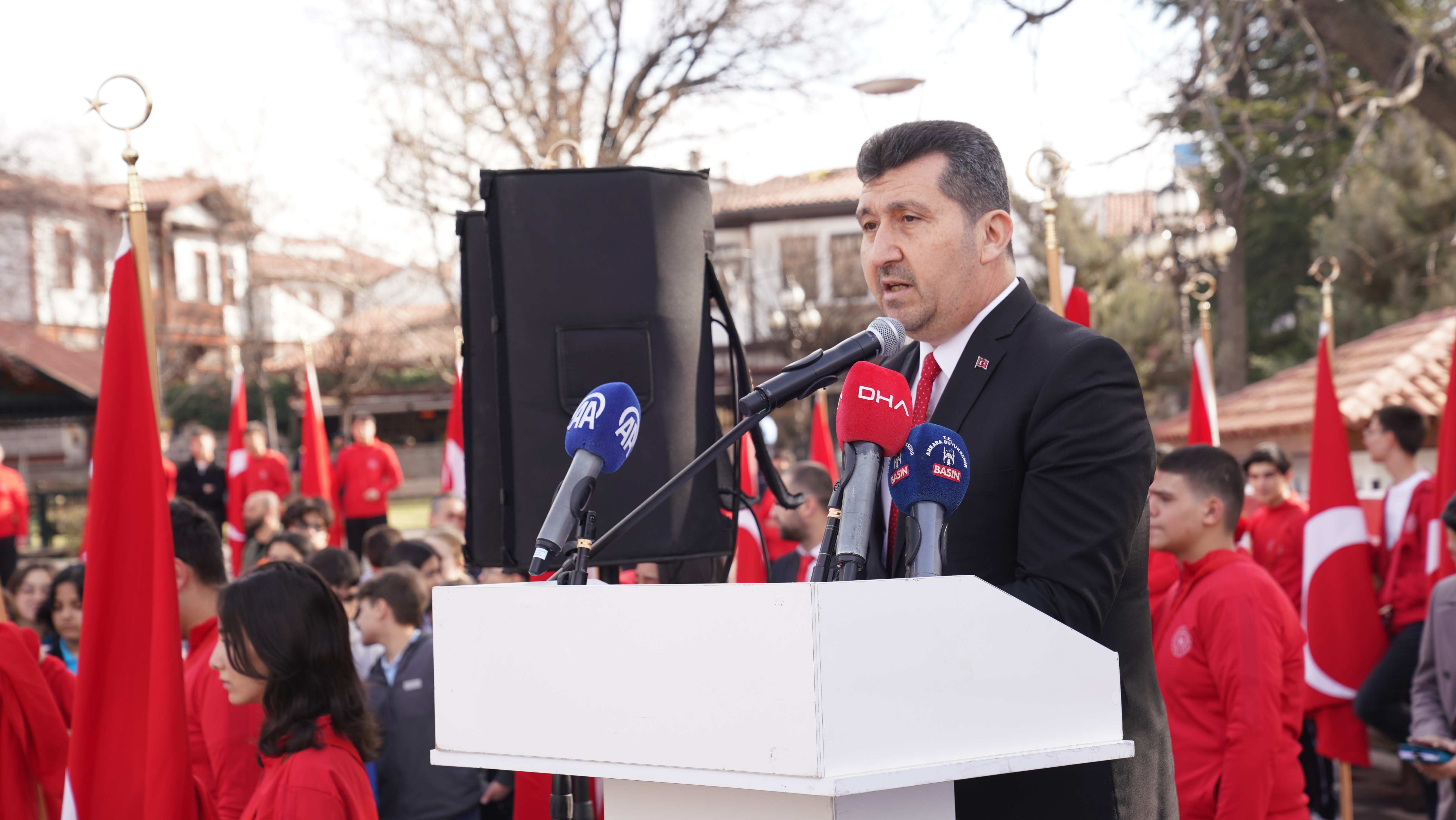 ASBÜ rektörü Prof. Dr. Musa Kazım Arıcan konuşmasını gerçekleştiriyor.