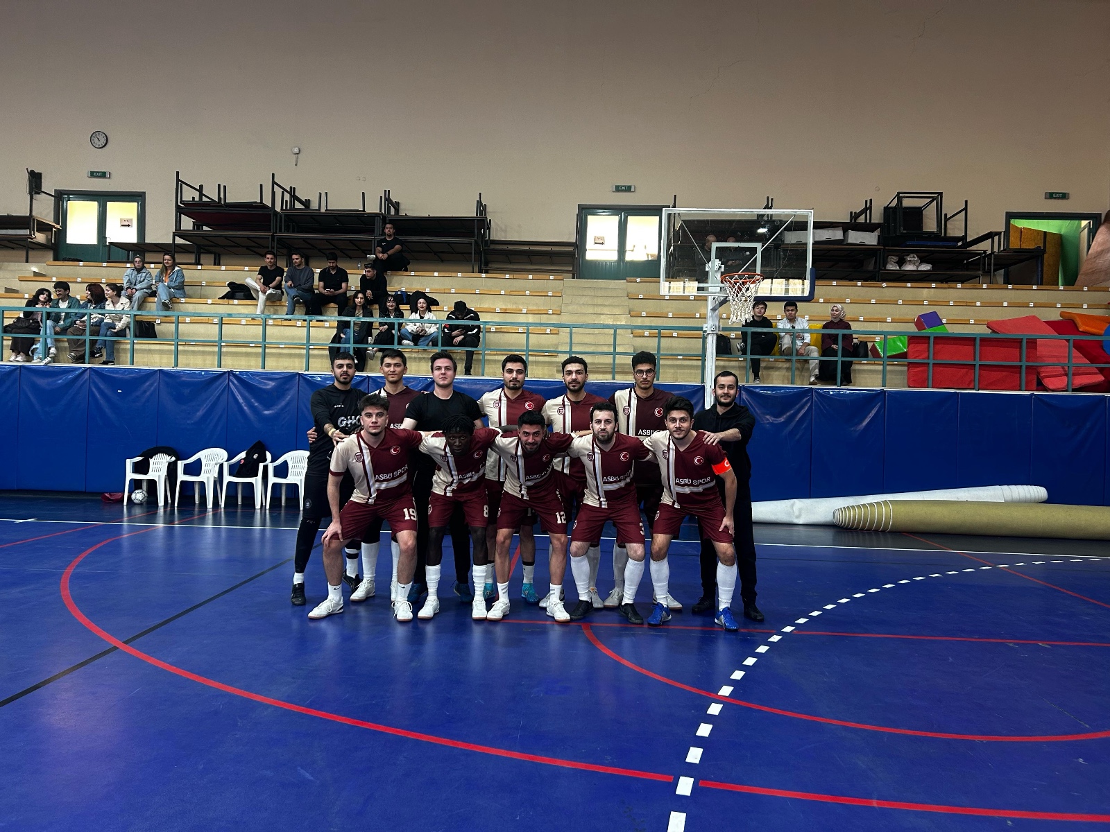 ASBÜ Futsal Takımı salonda fotoğraf çektiriyorlar.