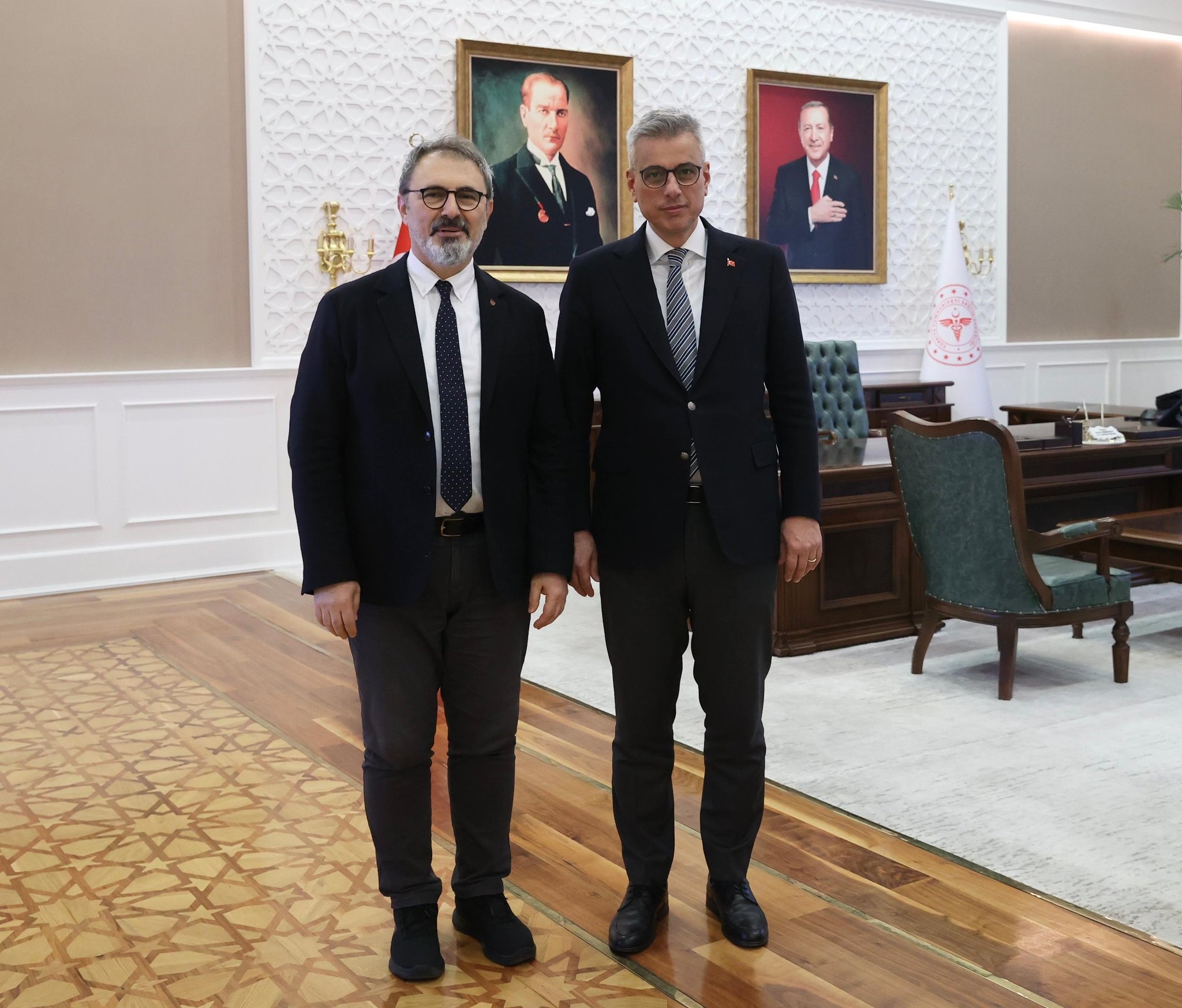 Prof. Dr. Hakan Türkçapar ve Sağlık Bakanı Prof. Dr. Kemal Memişoğlu beraber ayakta kameraya poz veriyor