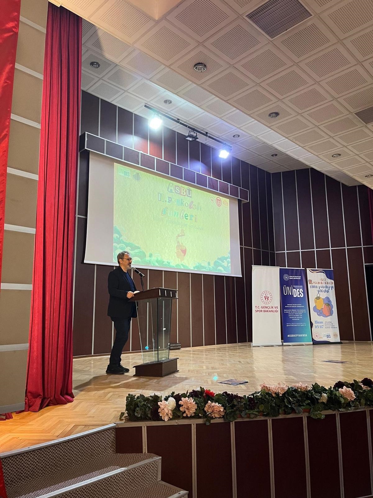 26 Nisan tarihinde ikincisi gerçekleştirilen ASBÜ II. Psikoloji Günleri: Klinik Psikoloji Yolculuk kapsamında, üniversitemiz Rektör Yardımcısı ve Psikoloji Bölüm Başkanı Prof. Dr. M. Hakan TÜRKÇAPAR programın açılış konuşmasını yaptı.