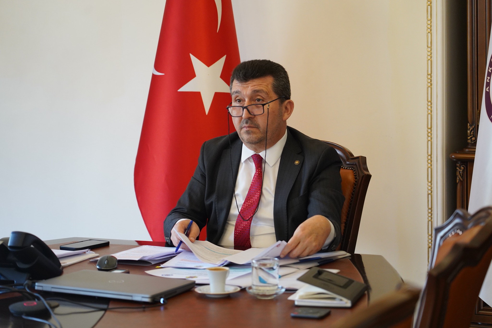 (ASBÜ) Rektörü Prof. Dr. Kazım Arıcan konuşması için hazırlık yapıyor. 