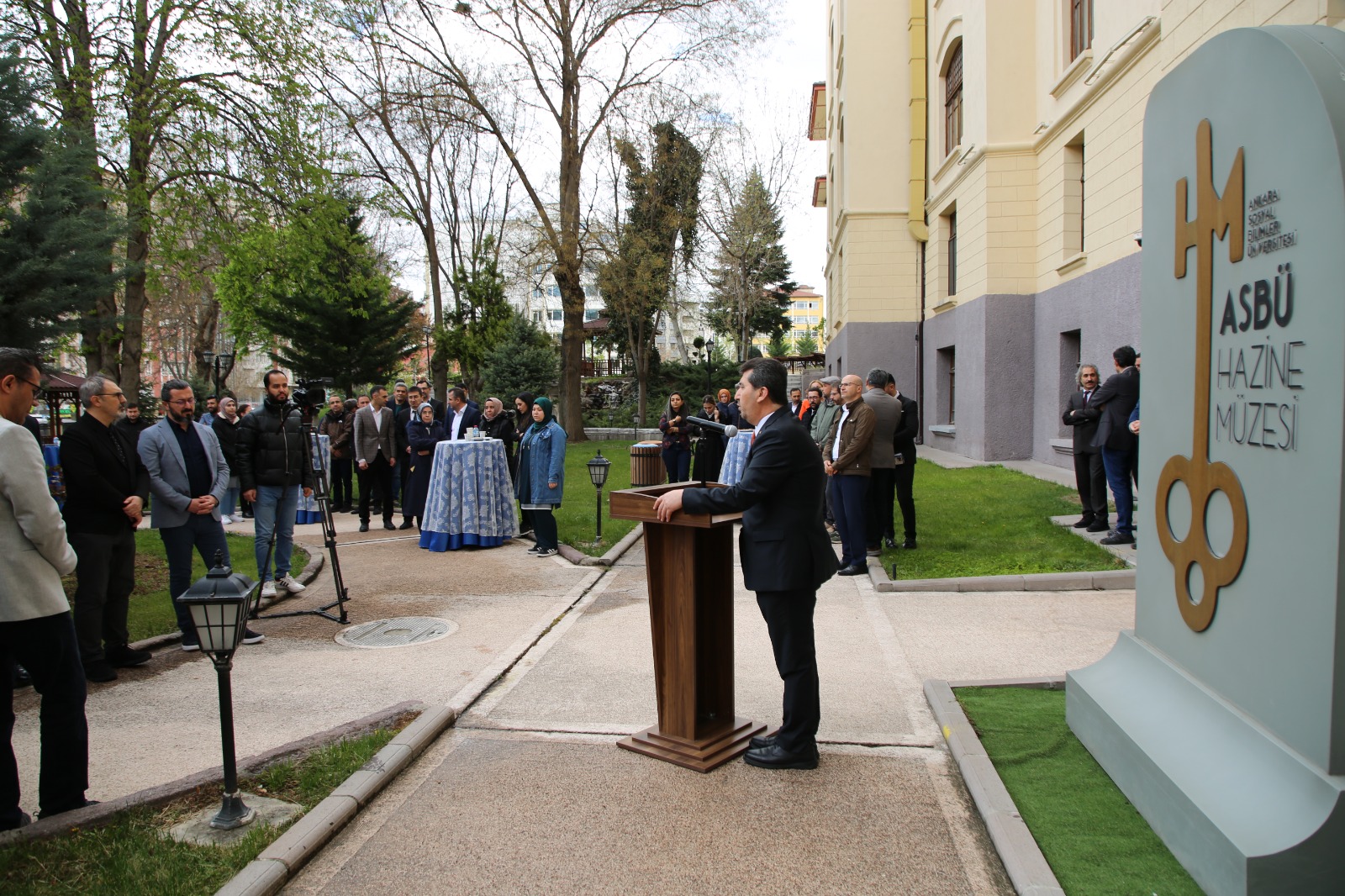Rektörümüz Prof. Dr. Musa Kazım Arıcan kürsüde konuşmasını yapıyor.