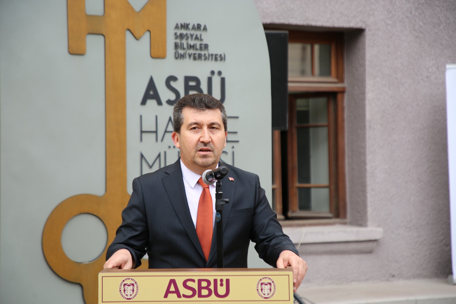 Rektörümüz Prof. Dr. Musa Kazım Arıcan kürsüde konuşmasını yapıyor.