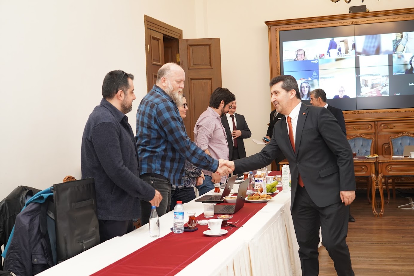 Asbü Rektörü Prof. Dr. Musa Kazım ARICAN konukları selmalıyor.