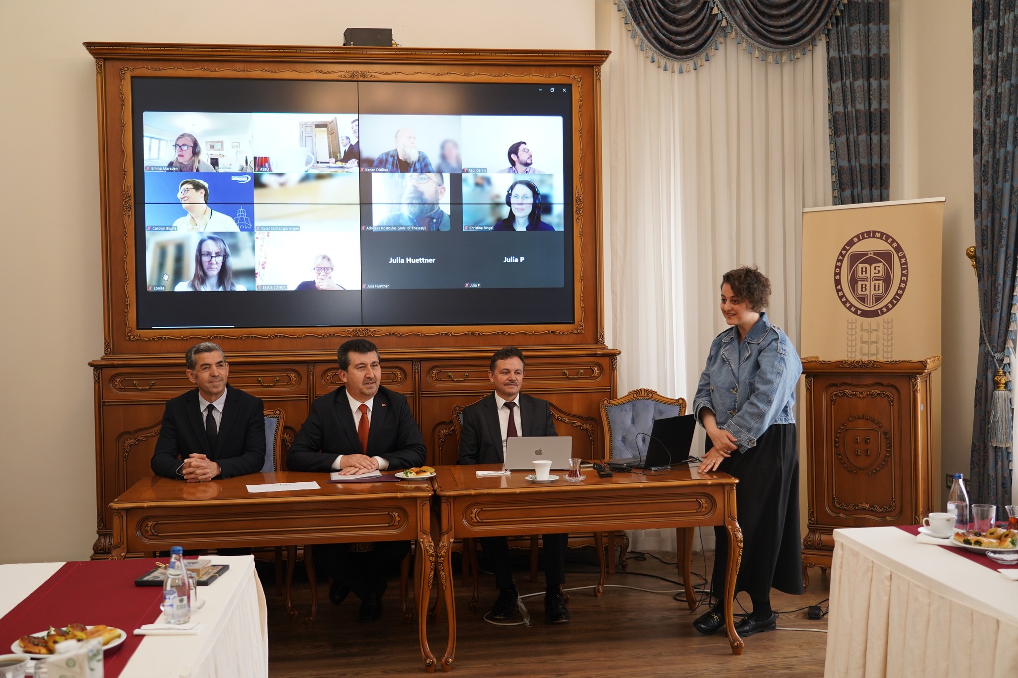 Asbü Rektörü Prof. Dr. Musa Kazım ARICAN, İlahiyat Fakültesi Dekanı Prof. Dr. Ali Osman KURT ve Yabancı Diller Fakültesi Dekanı Prof. Dr. İsmail ÇAKIR konuşmalarını yapmak üzere sahnede masada yerlerini alıyorlar.