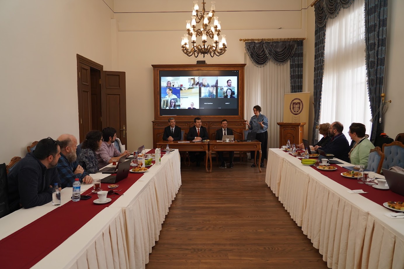 Asbü Rektörü Prof. Dr. Musa Kazım ARICAN, İlahiyat Fakültesi Dekanı Prof. Dr. Ali Osman KURT ve Yabancı Diller Fakültesi Dekanı Prof. Dr. İsmail ÇAKIR  sahnede masada konuşmalarını yapıyorlar.