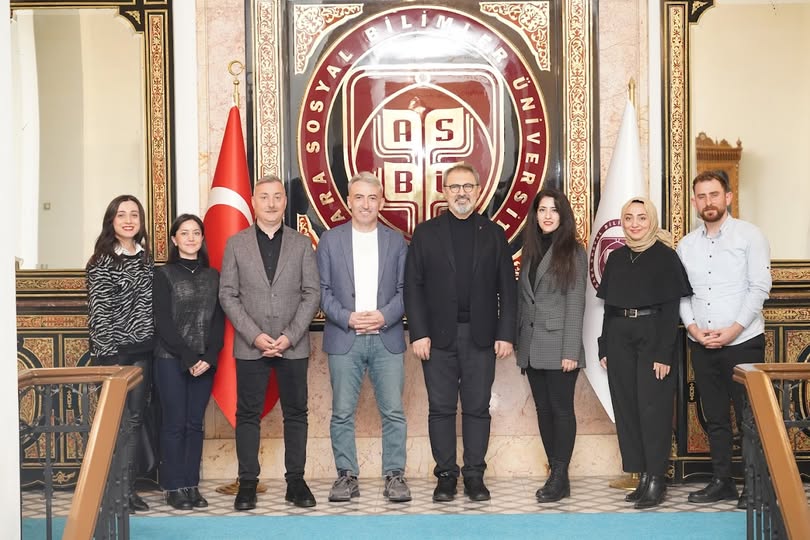 Rektör Yardımcısı Prof. Dr. M. Hakan Türkçapar ve konuklar beraber fotoğraf çektiriyorlar
